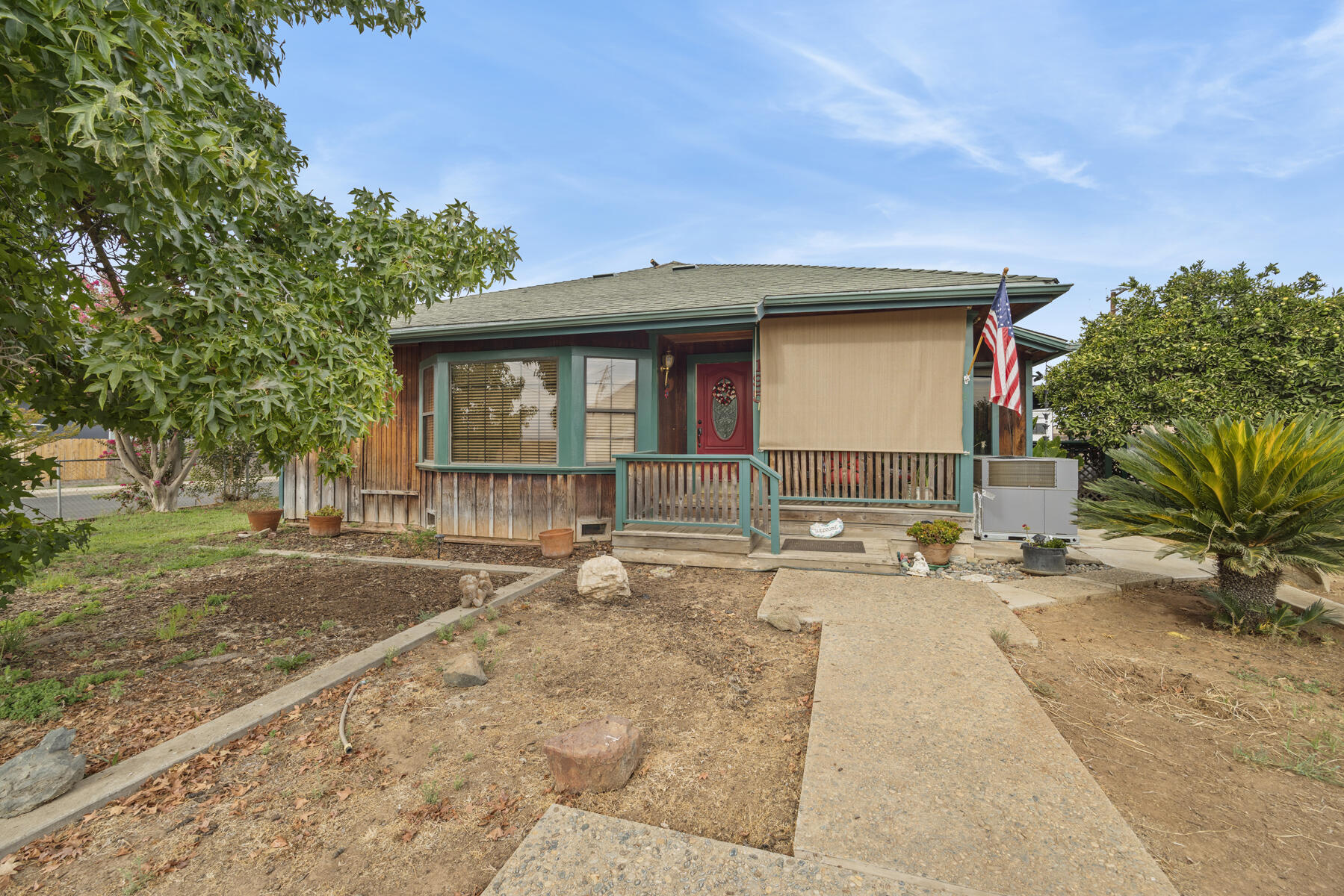 195 S Magnolia St, Woodlake, CA 93286