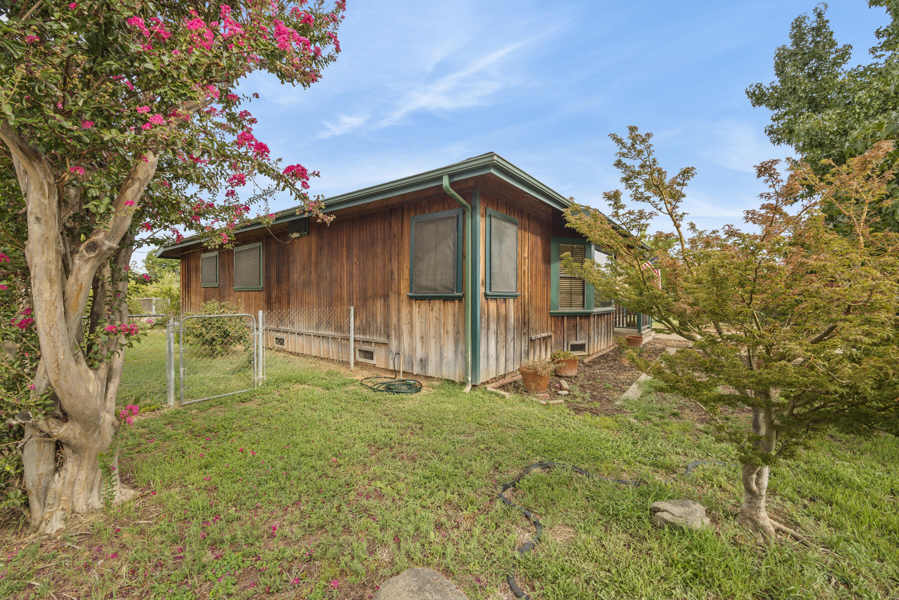 195 S Magnolia St, Woodlake, CA 93286
