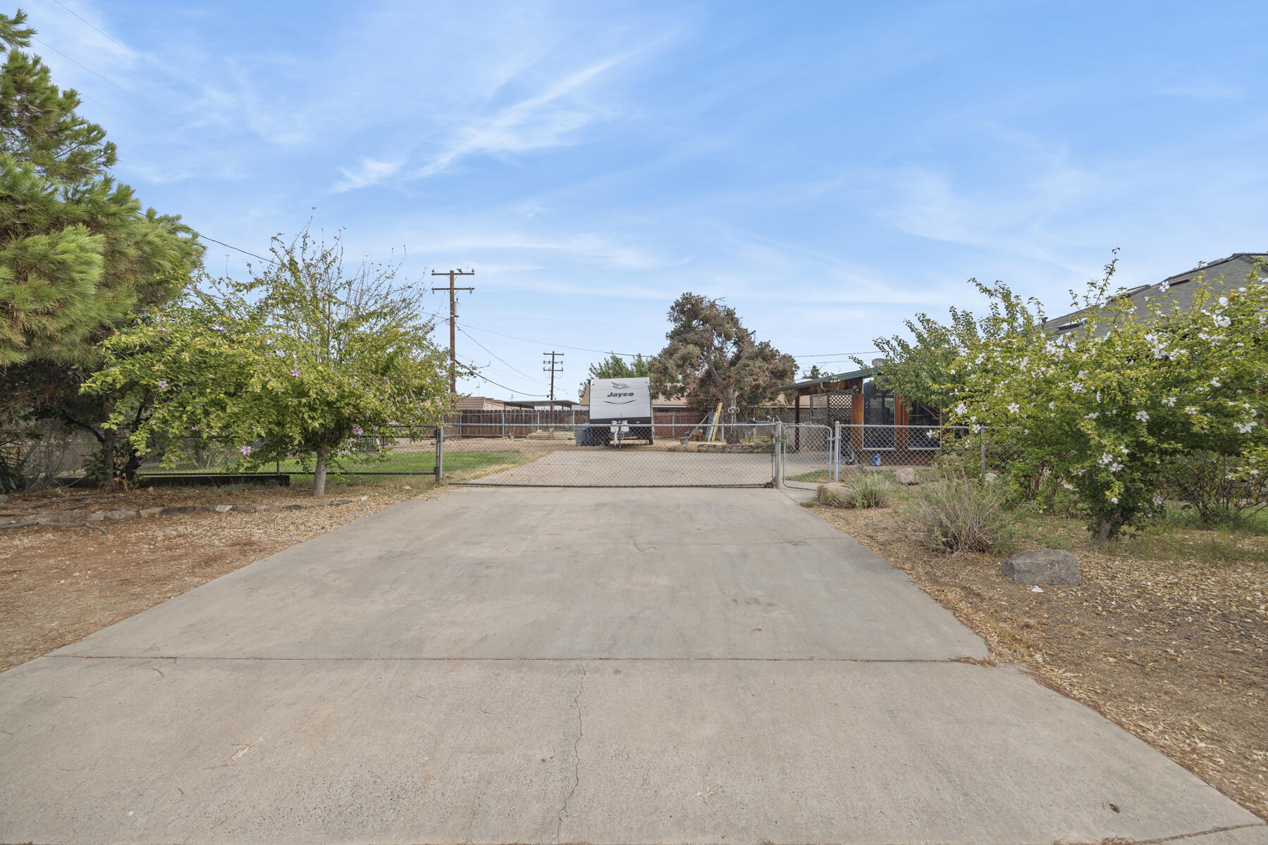 195 S Magnolia St, Woodlake, CA 93286
