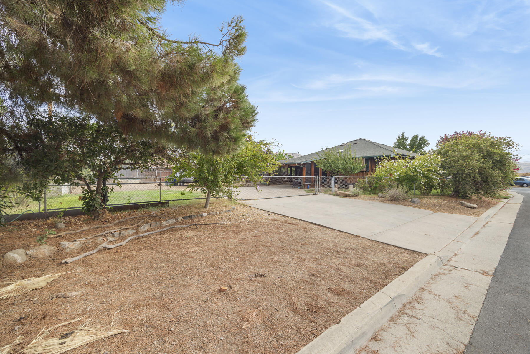 195 S Magnolia St, Woodlake, CA 93286