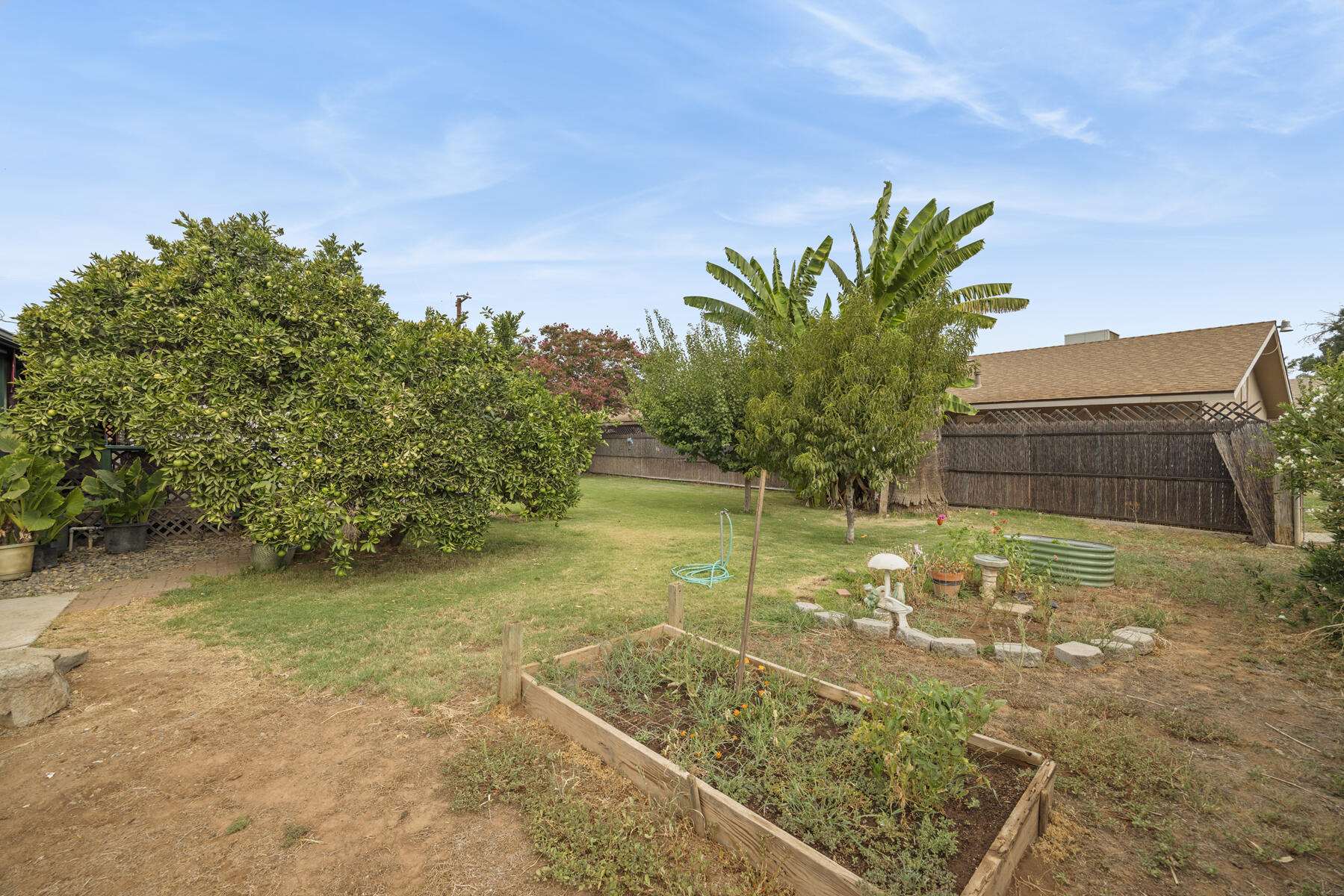 195 S Magnolia St, Woodlake, CA 93286