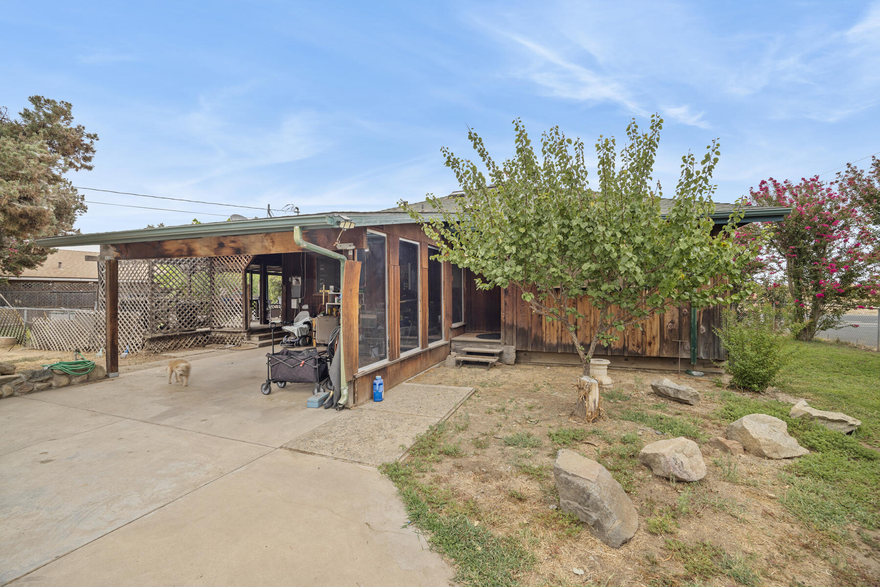 195 S Magnolia St, Woodlake, CA 93286