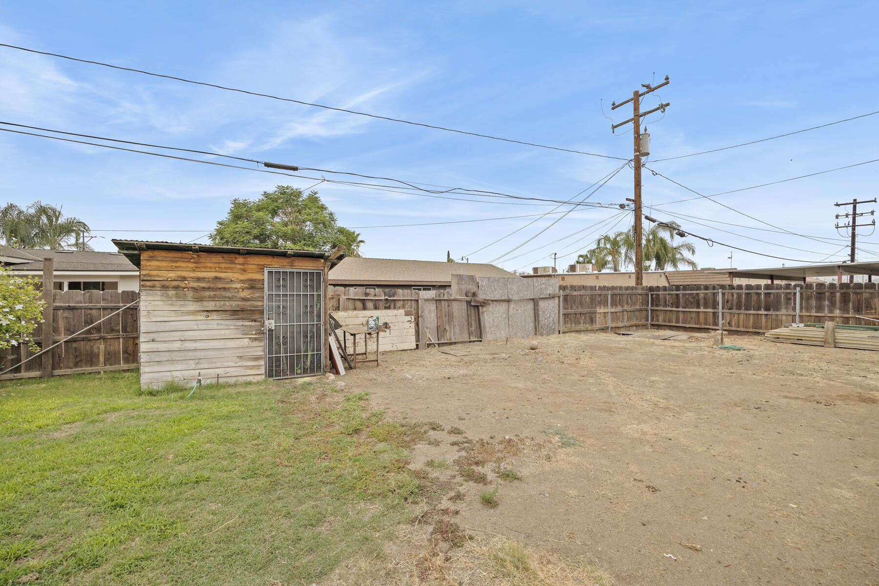 195 S Magnolia St, Woodlake, CA 93286