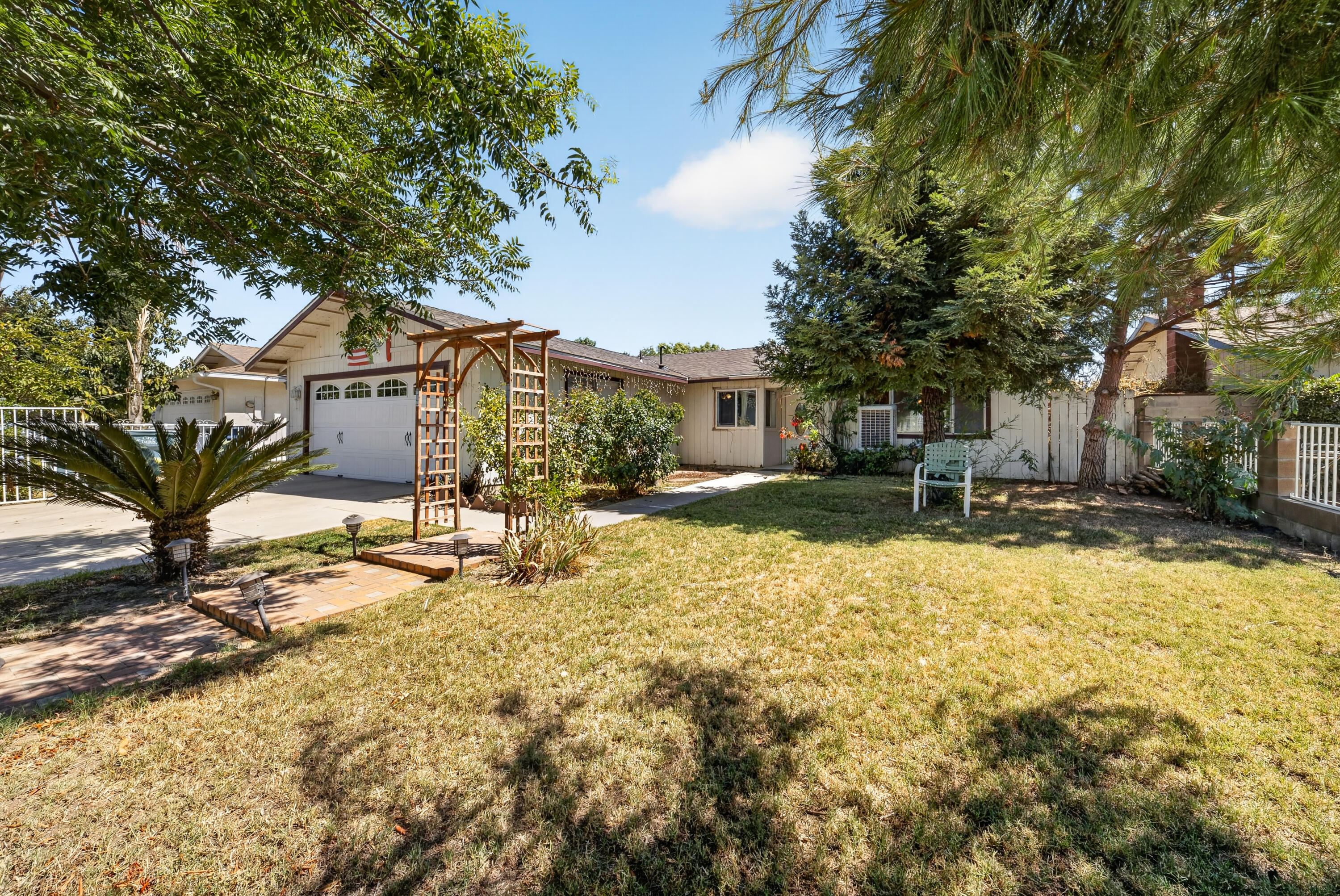 925 W Maple Ave, Tulare, CA 93274