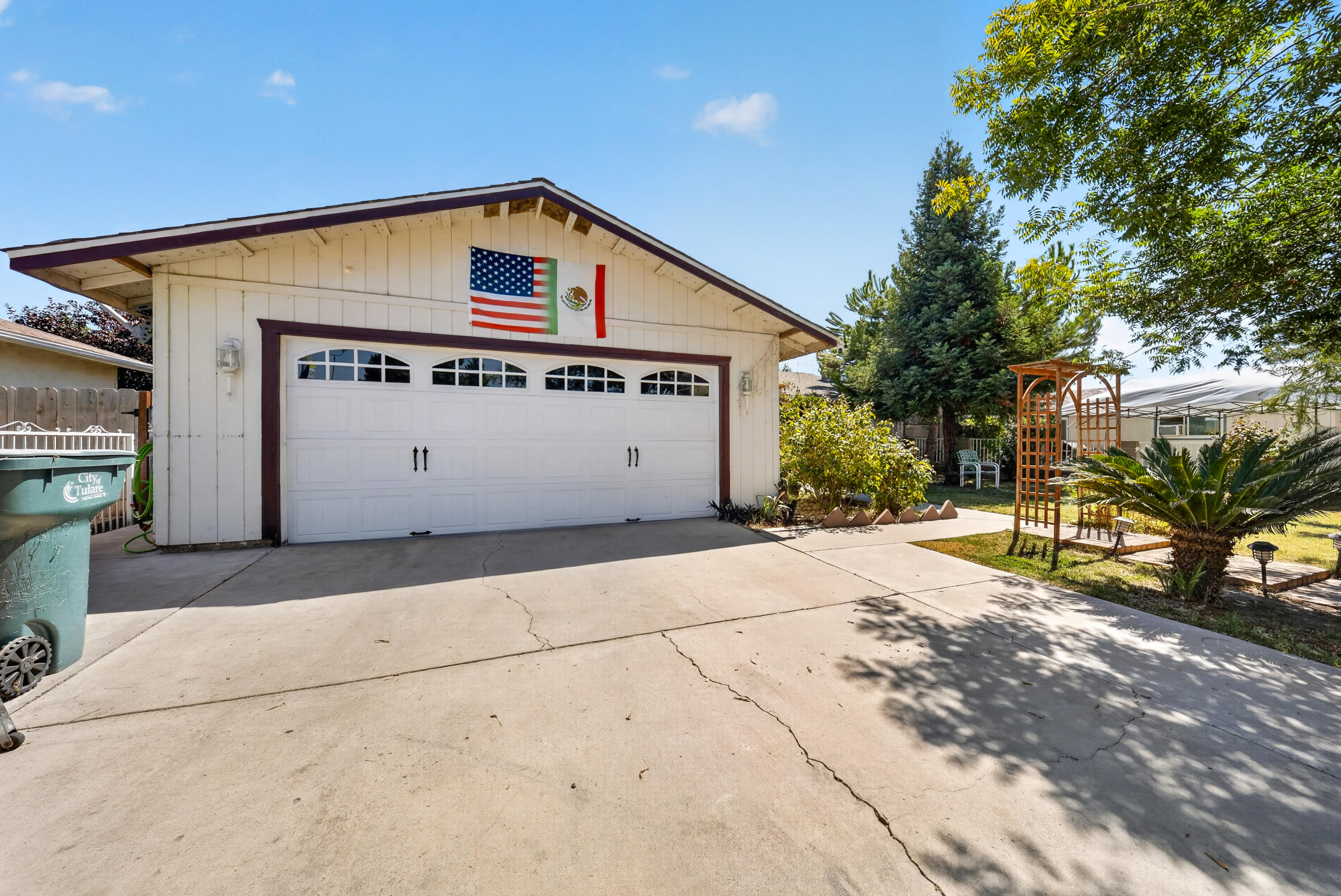 925 W Maple Ave, Tulare, CA 93274