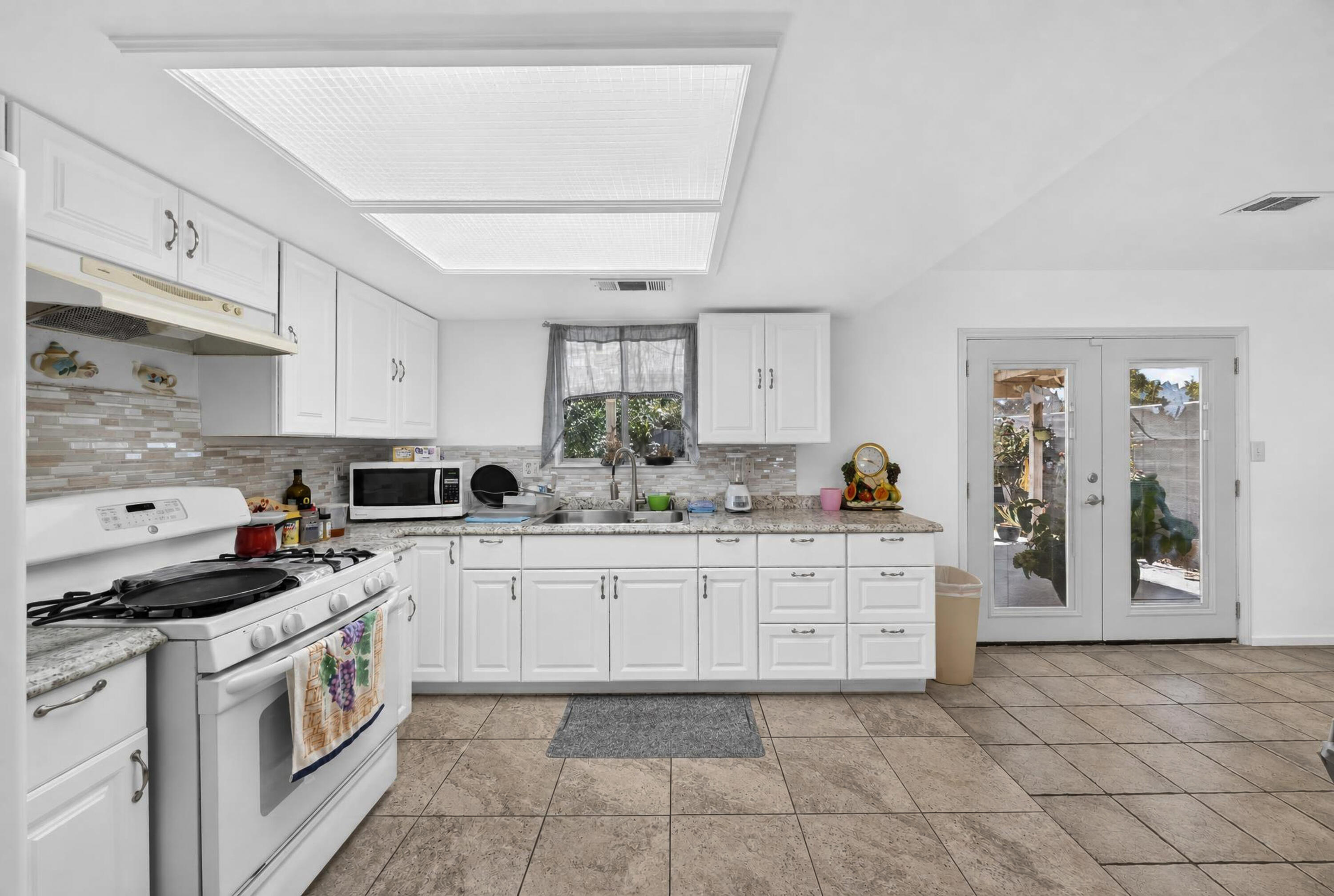 925 W Maple Ave, Tulare, CA 93274