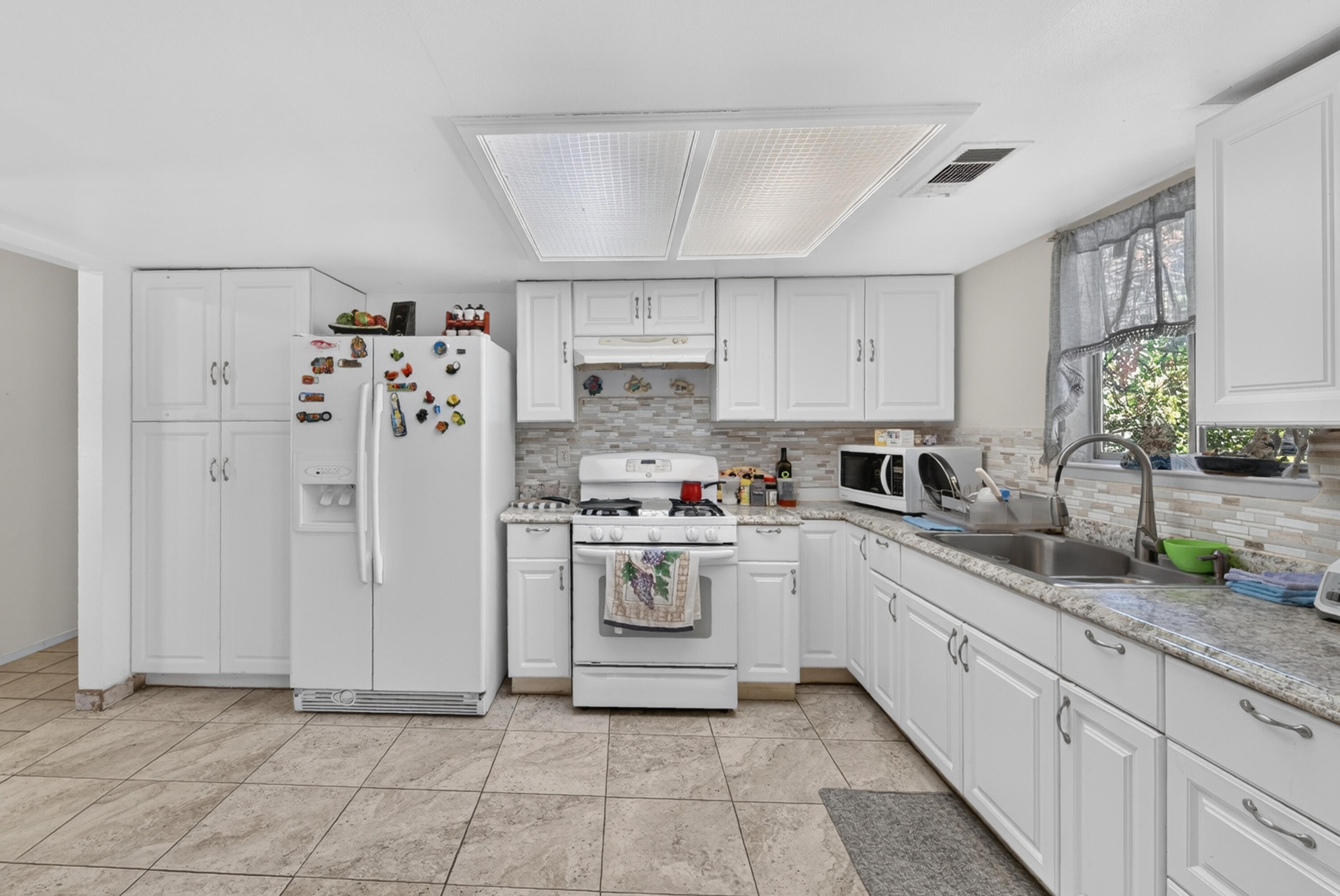 925 W Maple Ave, Tulare, CA 93274