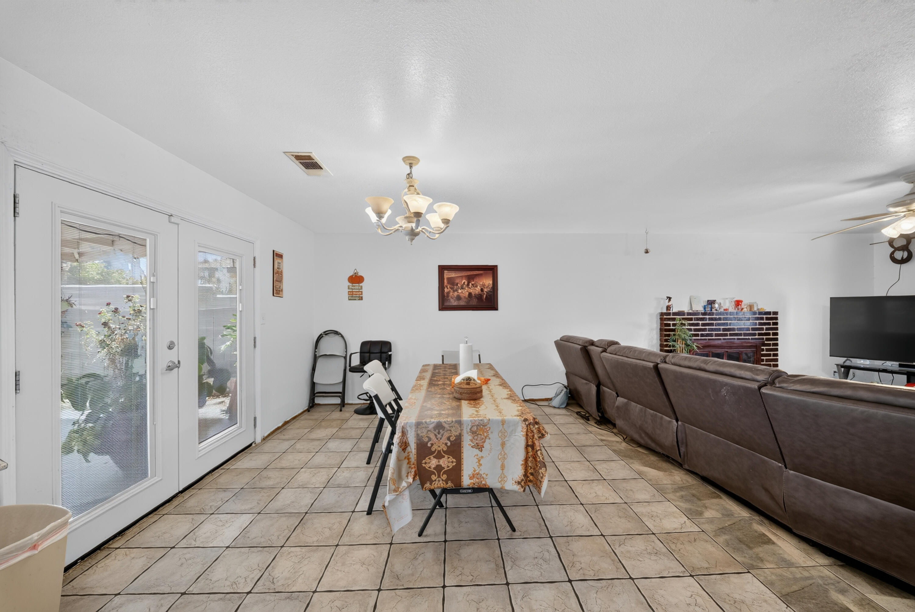 925 W Maple Ave, Tulare, CA 93274