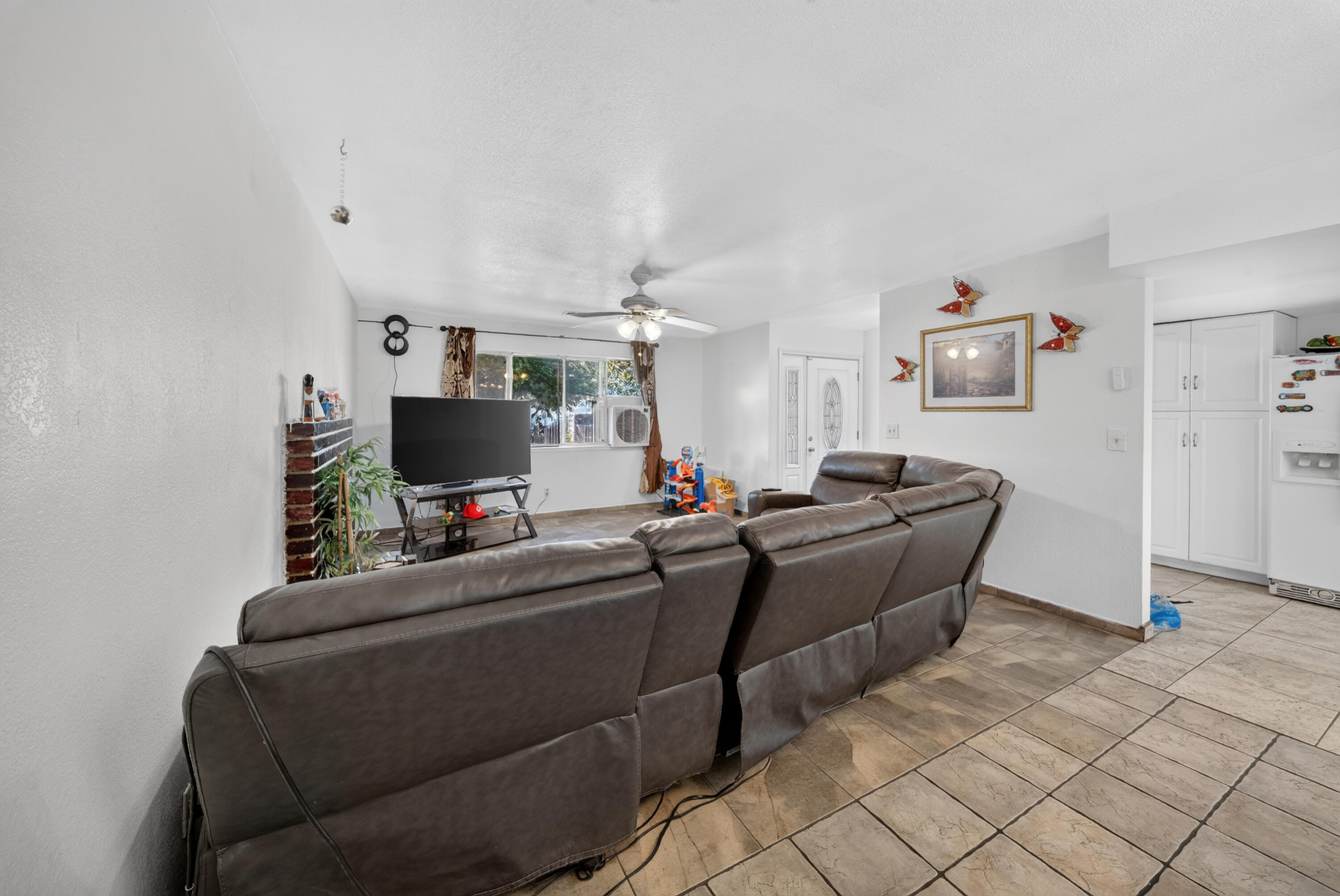 925 W Maple Ave, Tulare, CA 93274