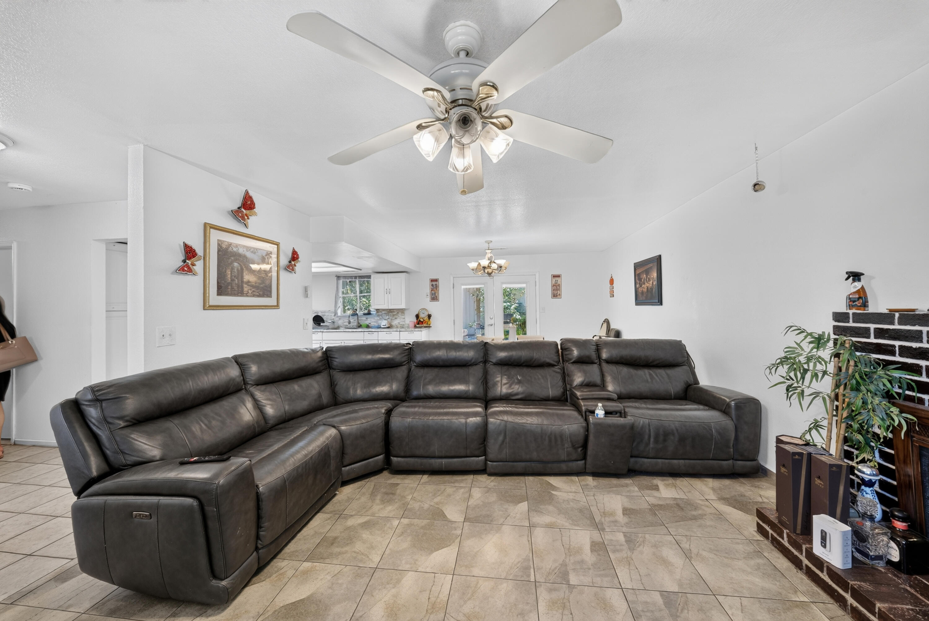 925 W Maple Ave, Tulare, CA 93274