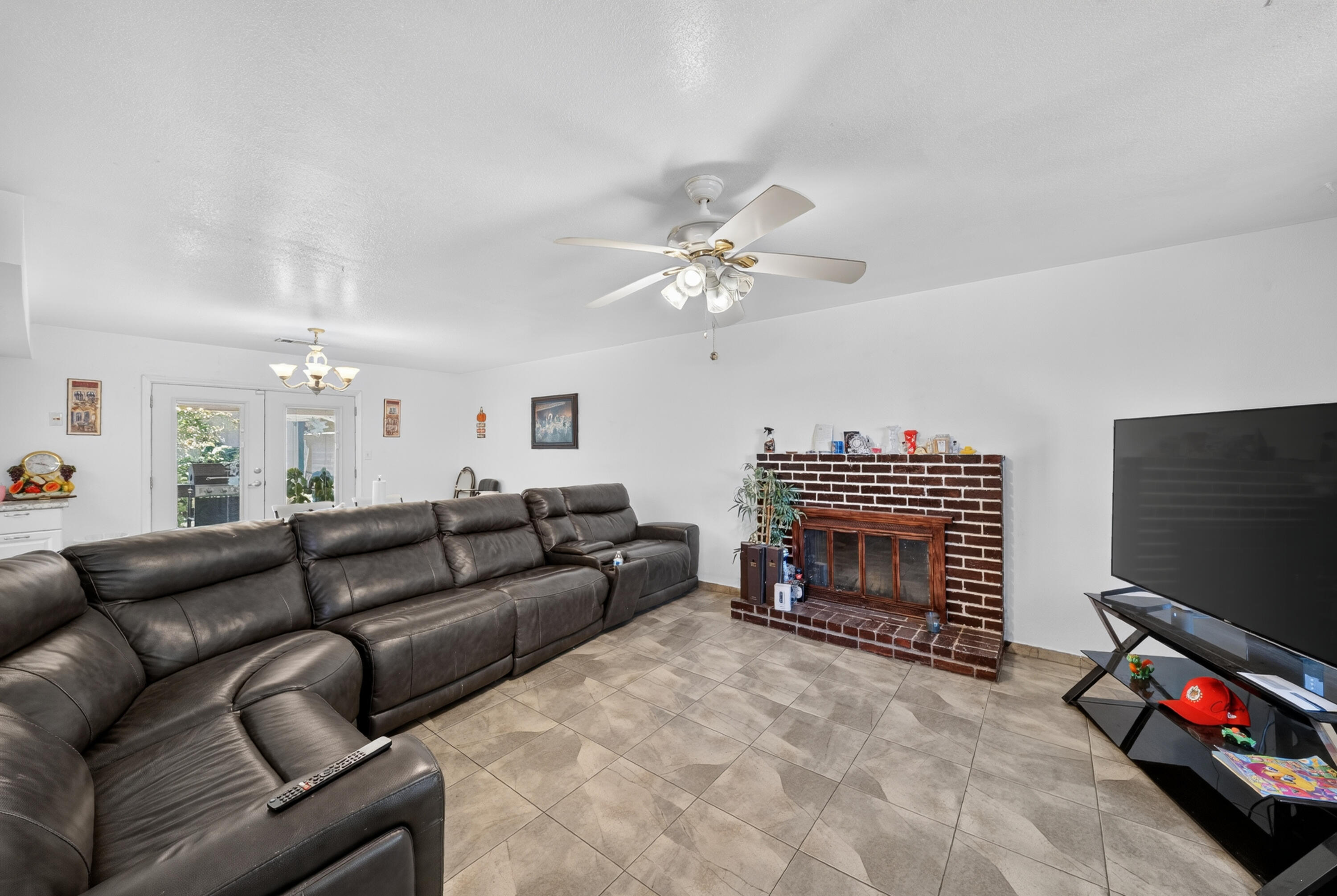 925 W Maple Ave, Tulare, CA 93274