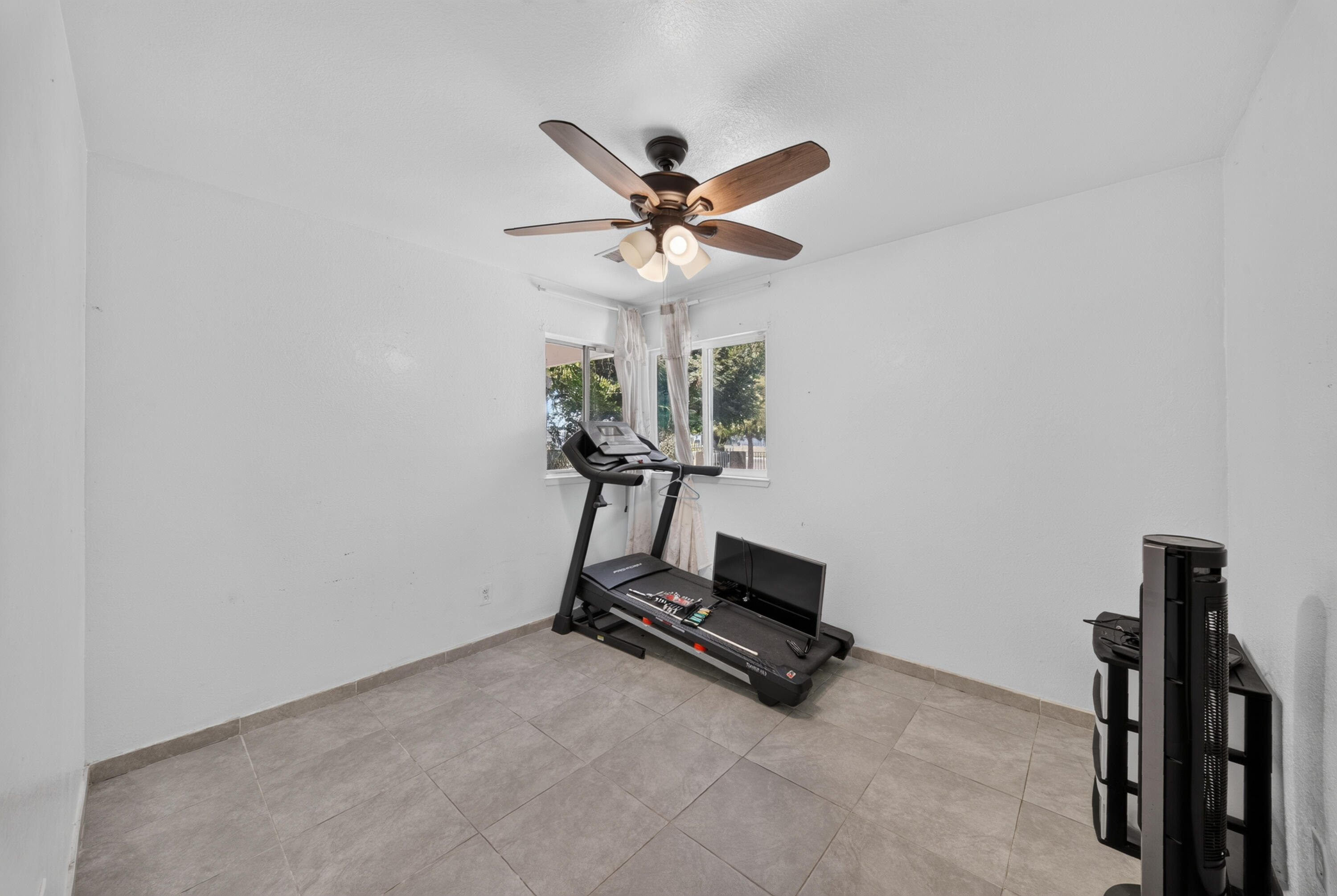 925 W Maple Ave, Tulare, CA 93274