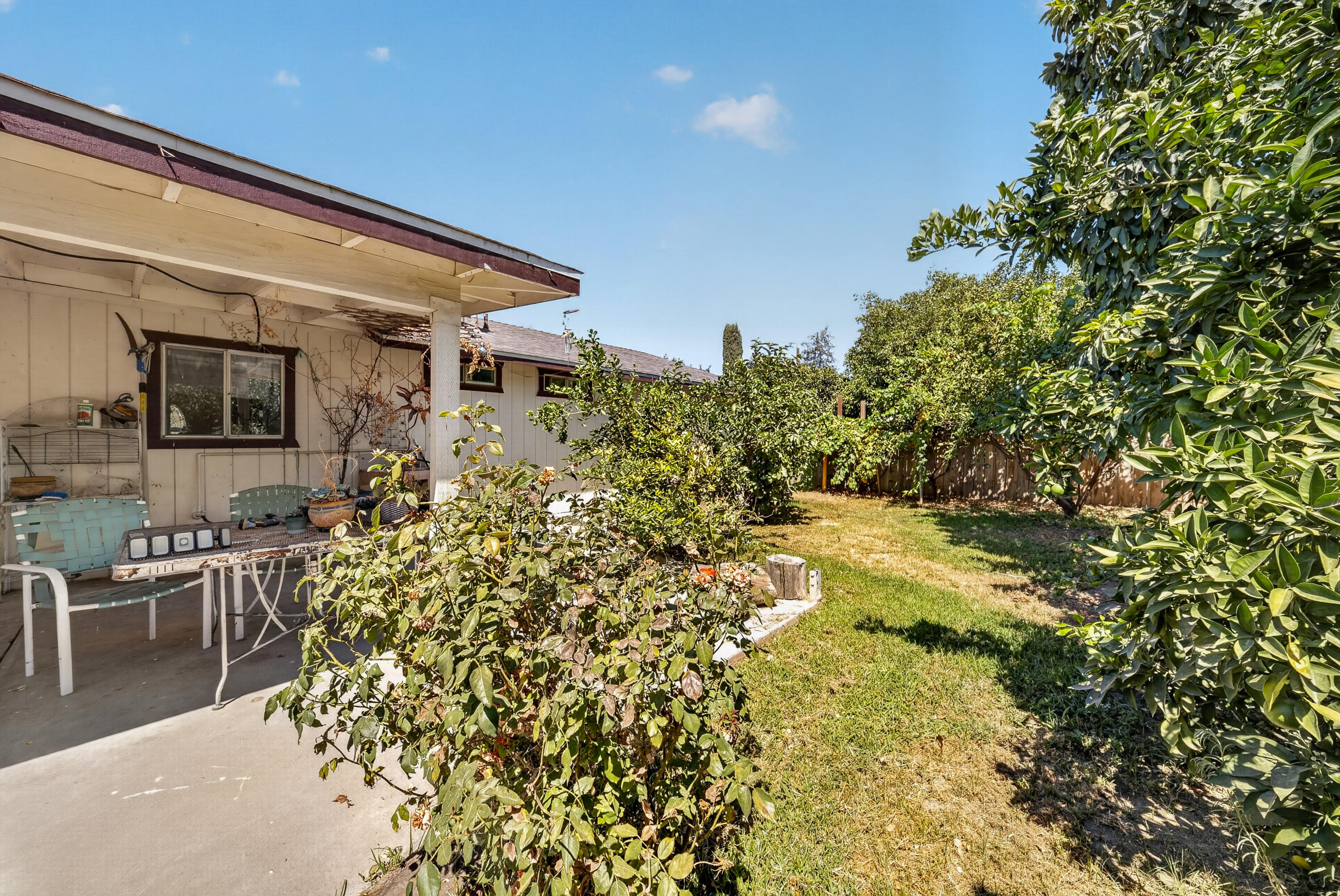 925 W Maple Ave, Tulare, CA 93274