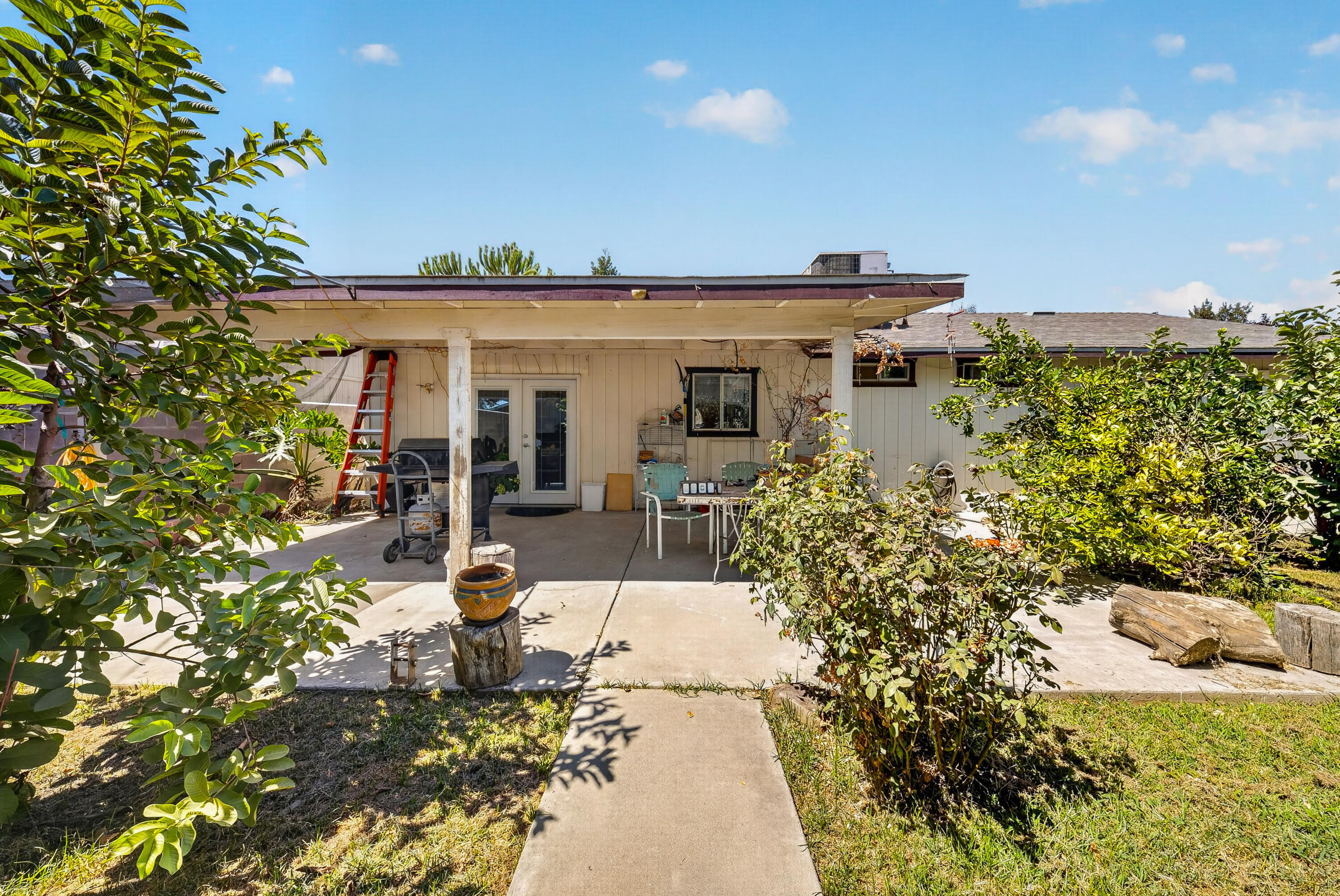 925 W Maple Ave, Tulare, CA 93274