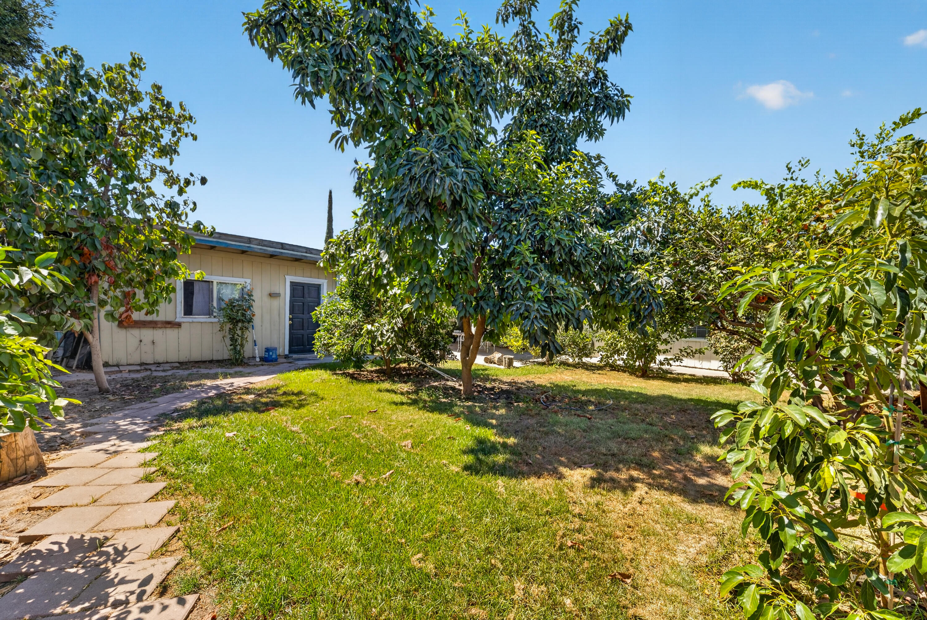 925 W Maple Ave, Tulare, CA 93274