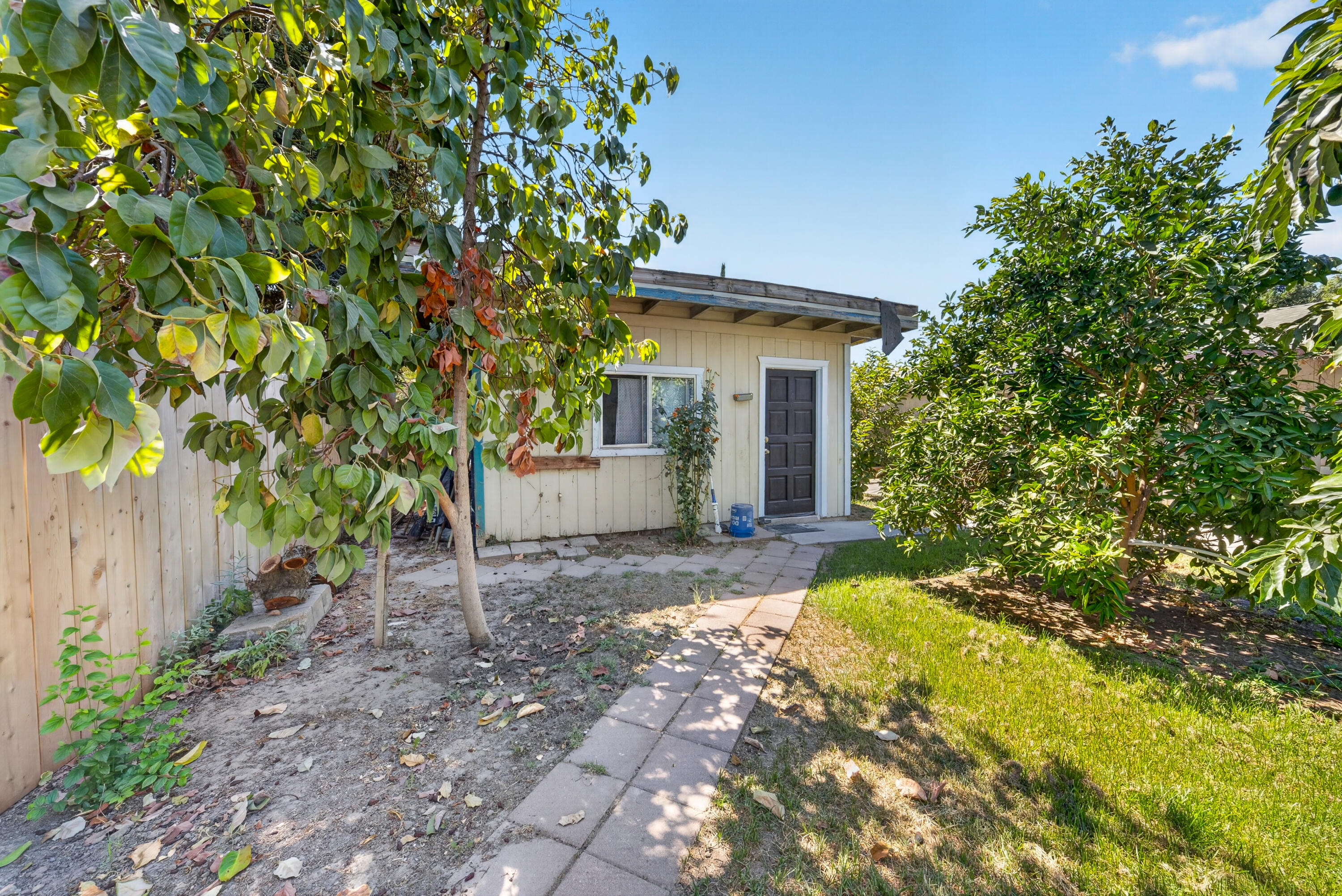 925 W Maple Ave, Tulare, CA 93274