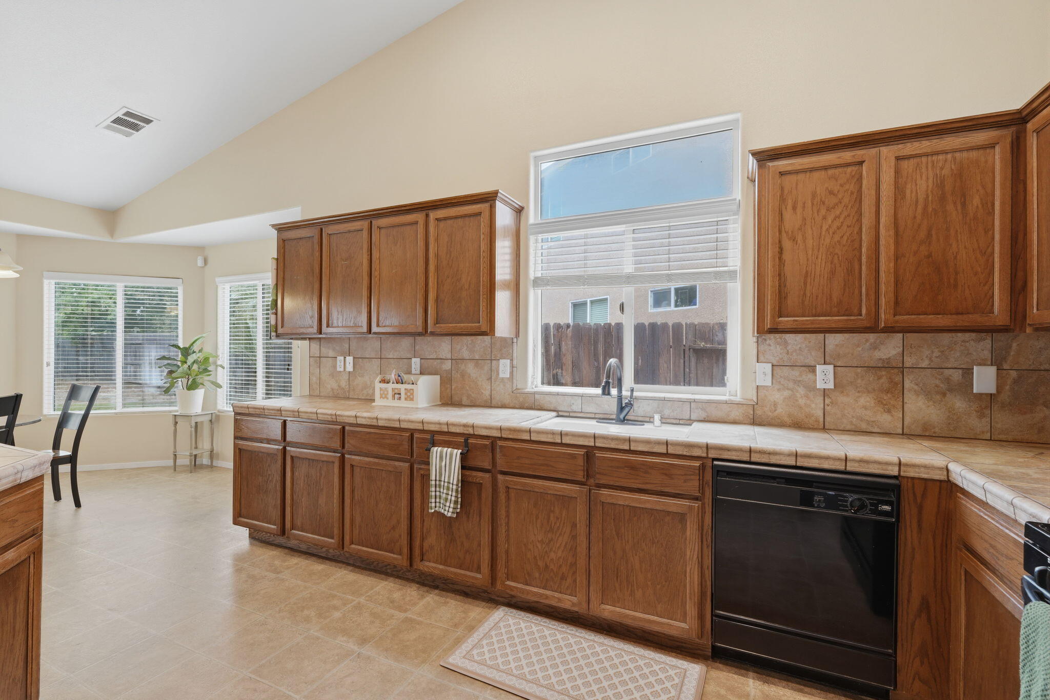 4225 W Ceres Ct, Visalia, CA 93291