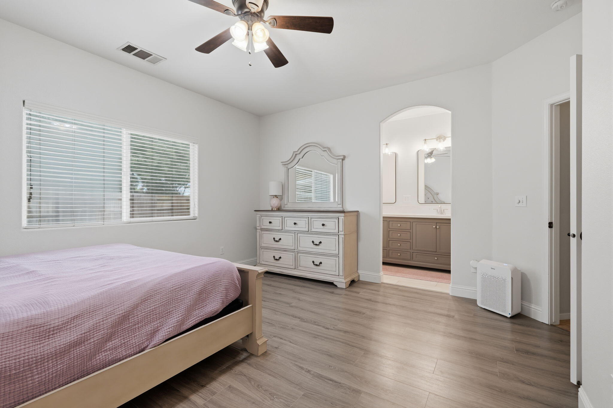 4225 W Ceres Ct, Visalia, CA 93291