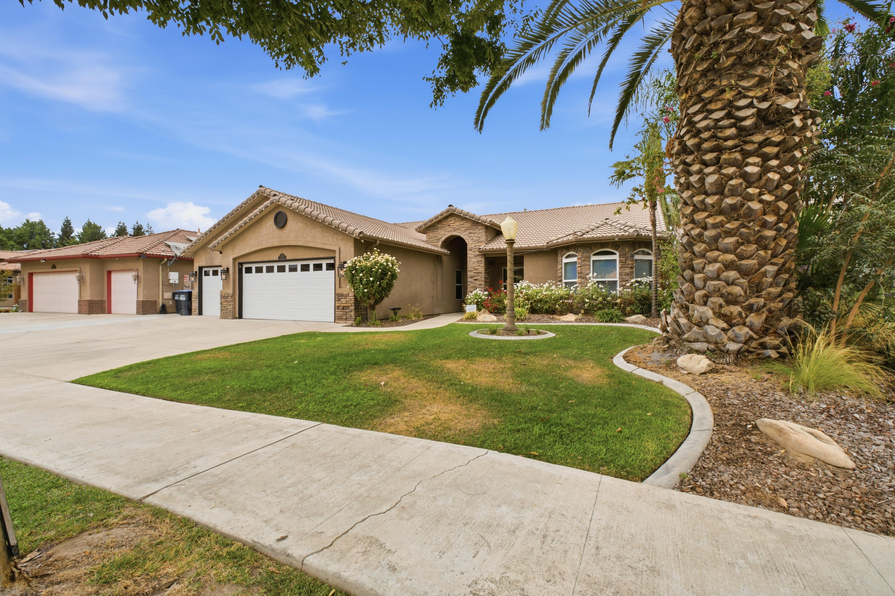 2234 N Carson Ct, Visalia, CA 93291