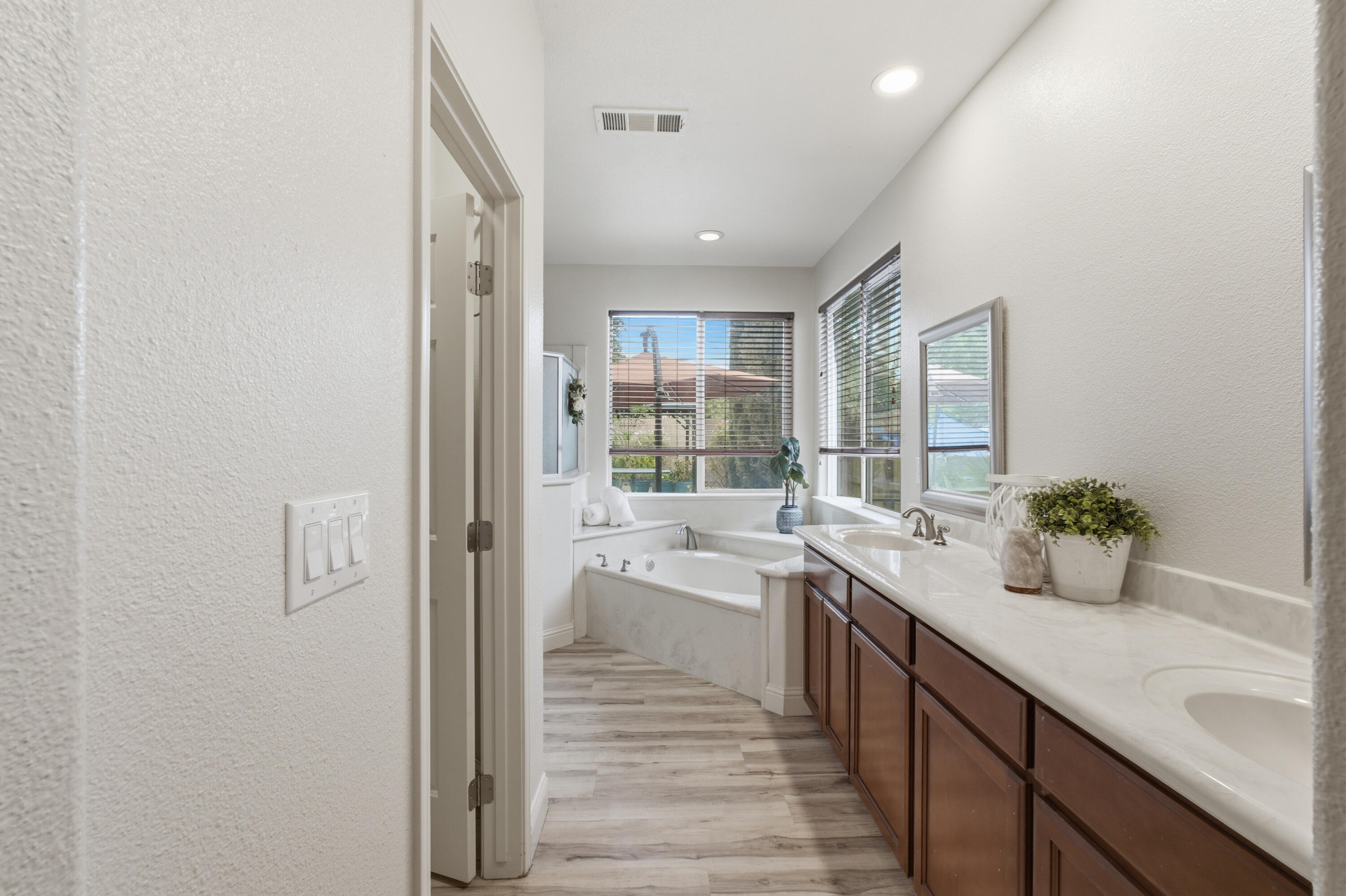 2234 N Carson Ct, Visalia, CA 93291