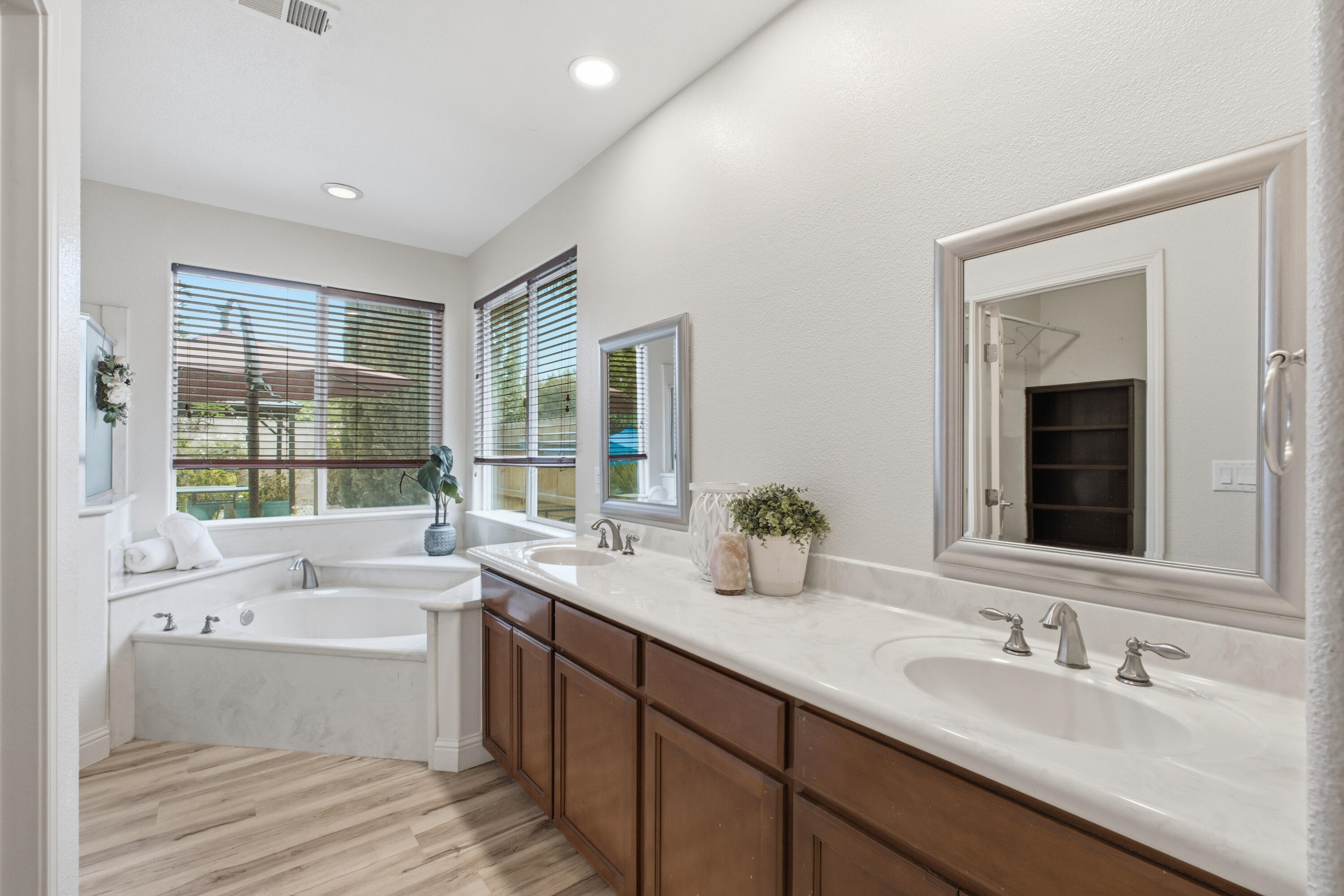 2234 N Carson Ct, Visalia, CA 93291