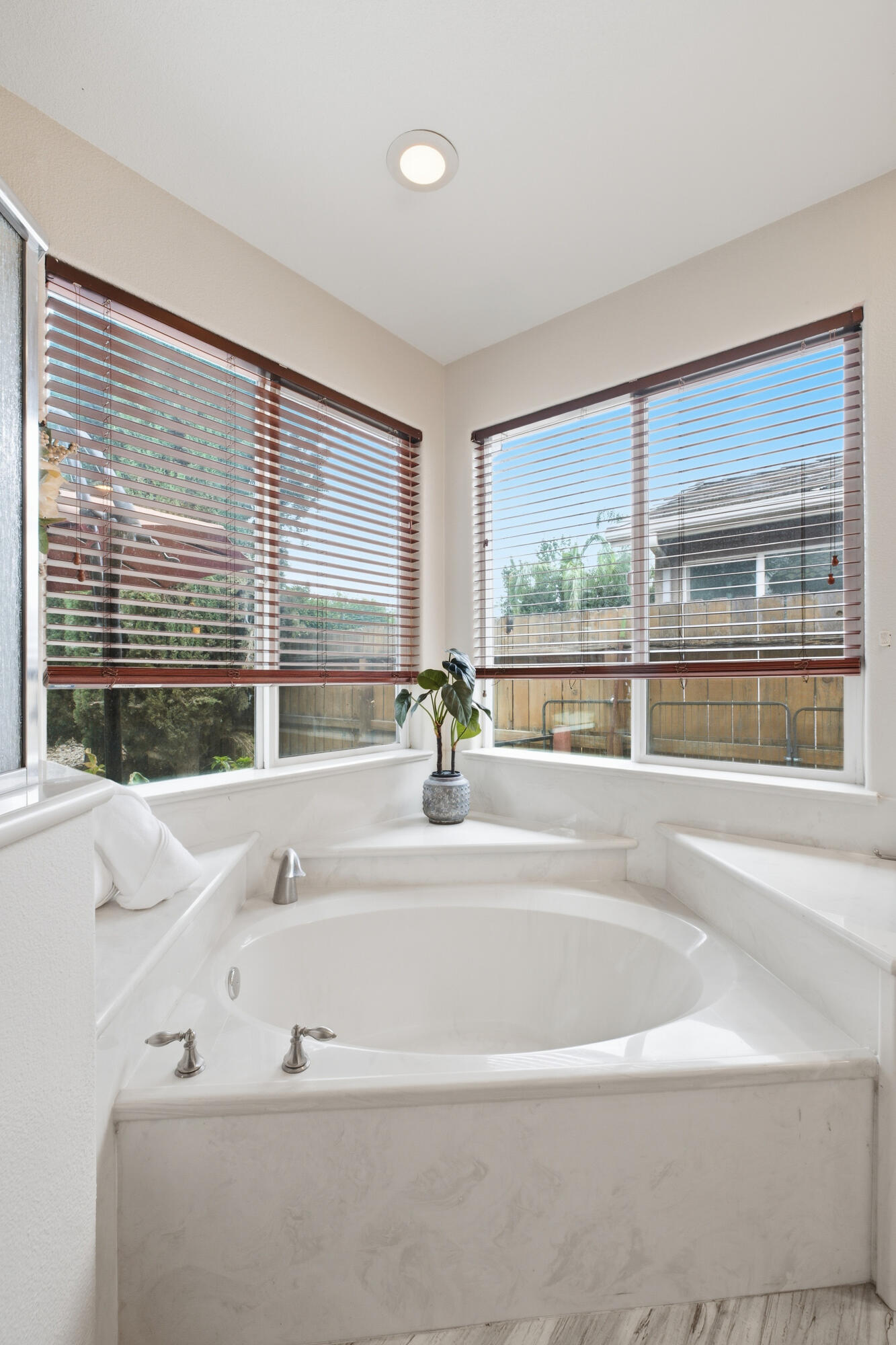 2234 N Carson Ct, Visalia, CA 93291
