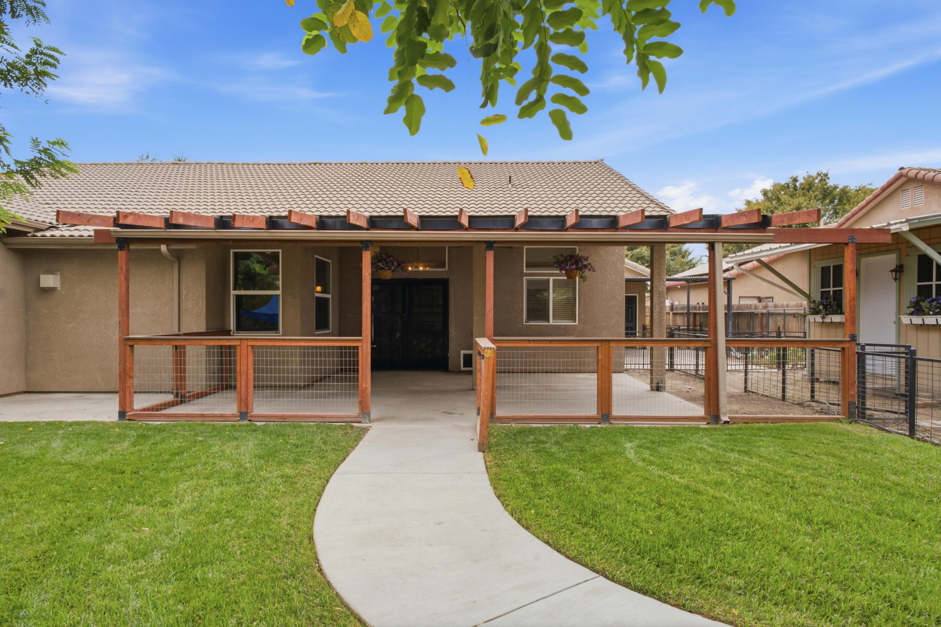 2234 N Carson Ct, Visalia, CA 93291