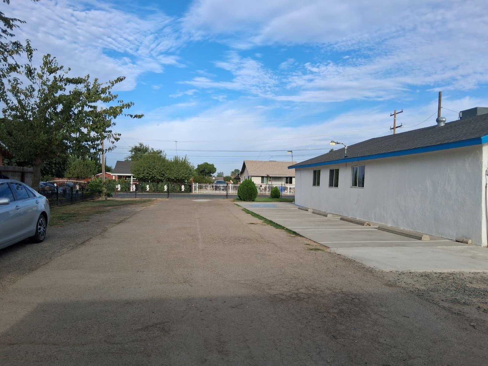 954 Walnut St, Pixley, CA 93256