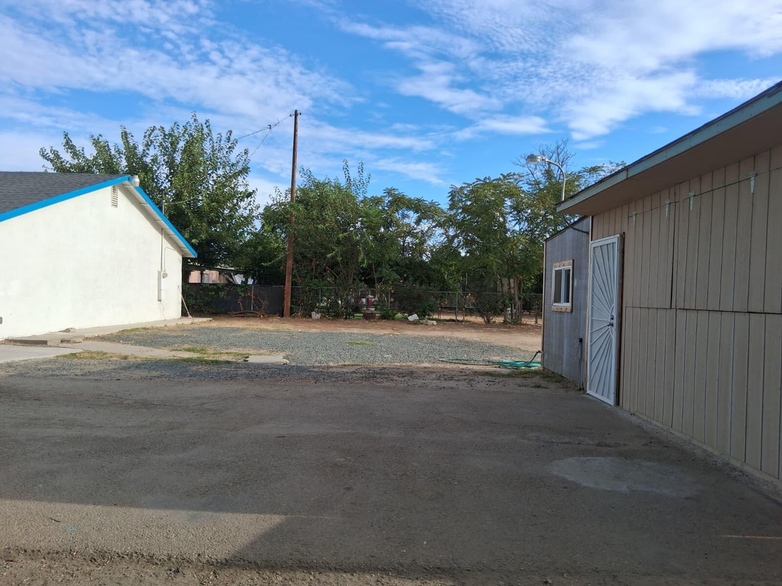 954 Walnut St, Pixley, CA 93256