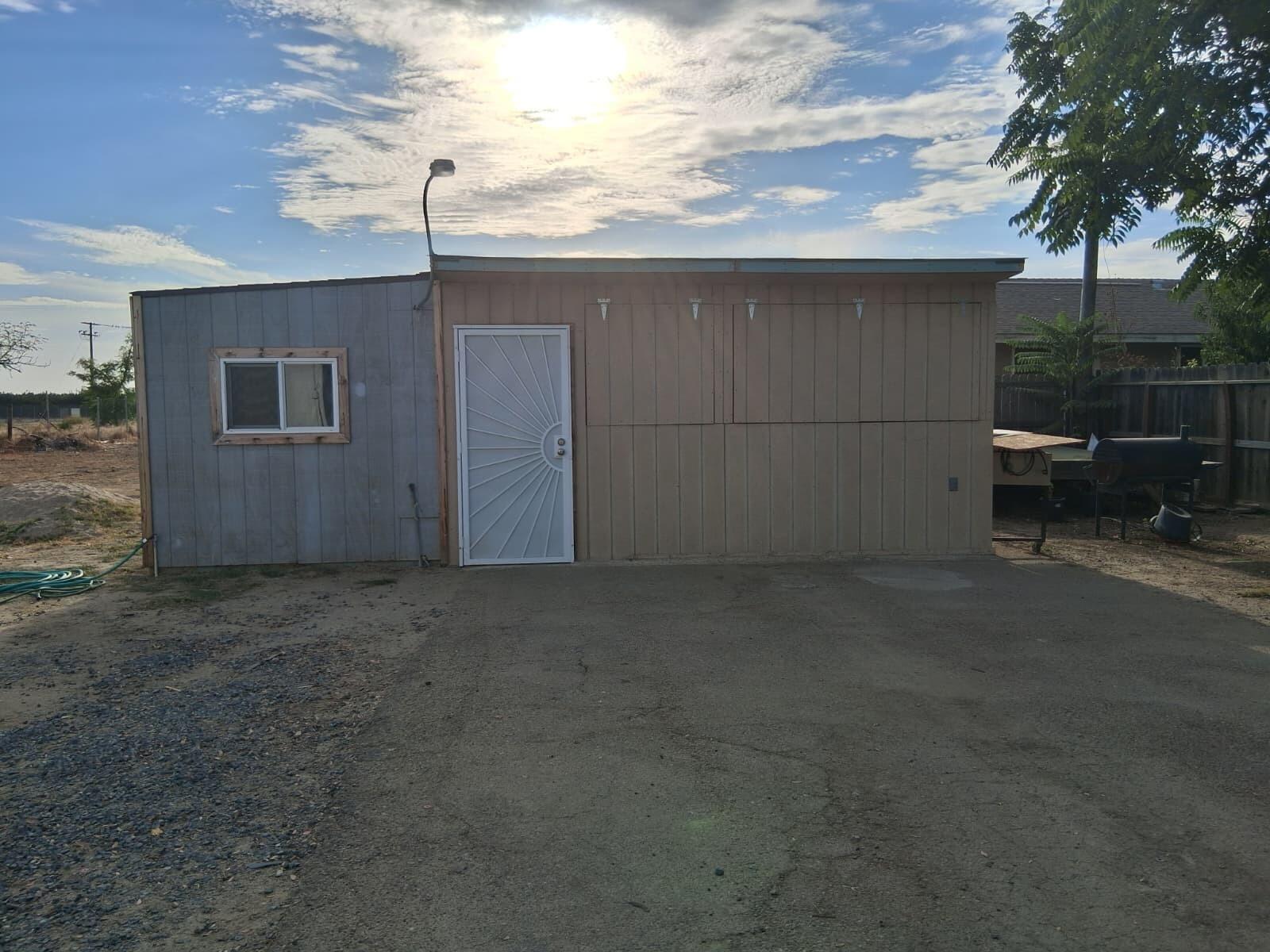 954 Walnut St, Pixley, CA 93256