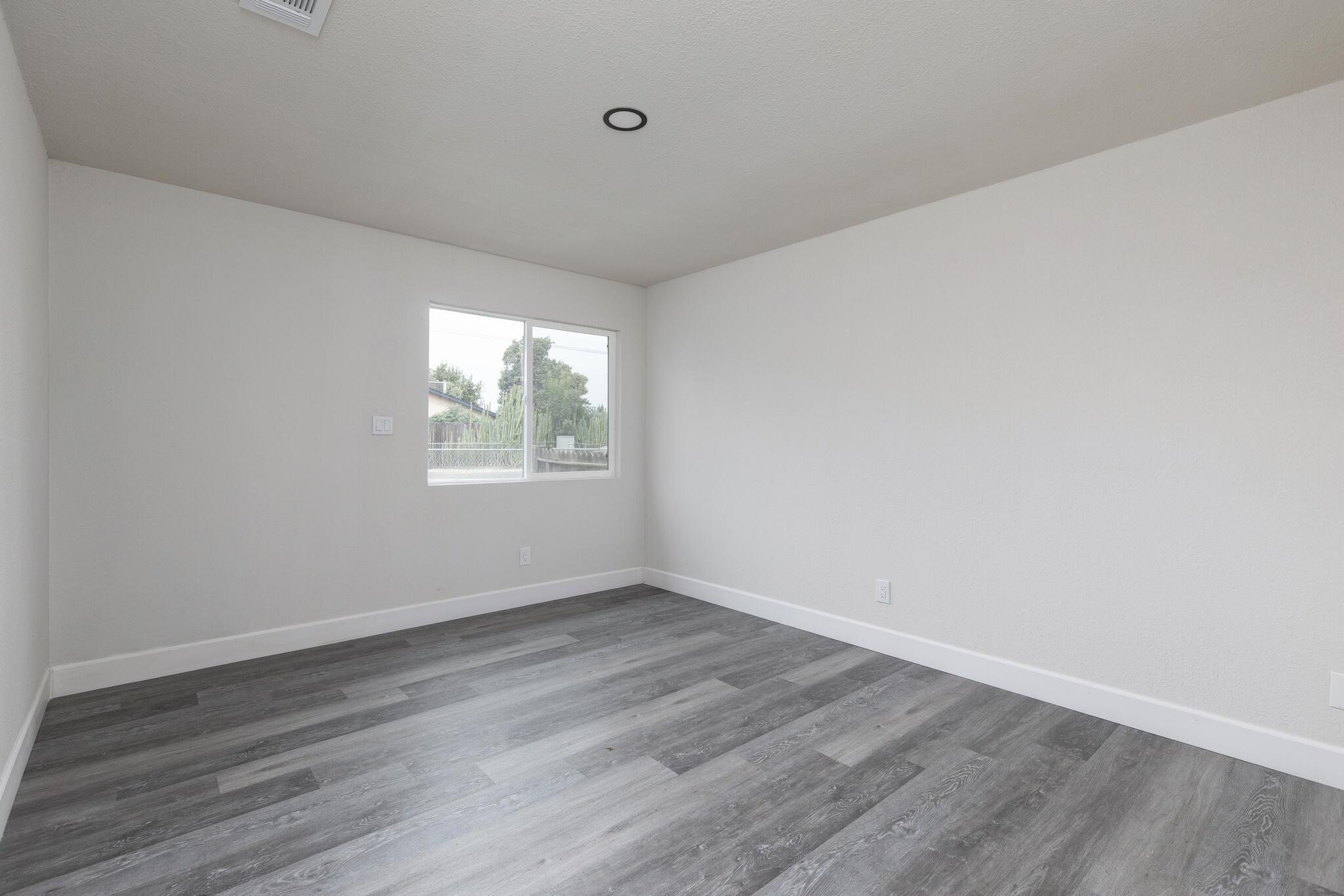 1948 N Encina St, Visalia, CA 93291