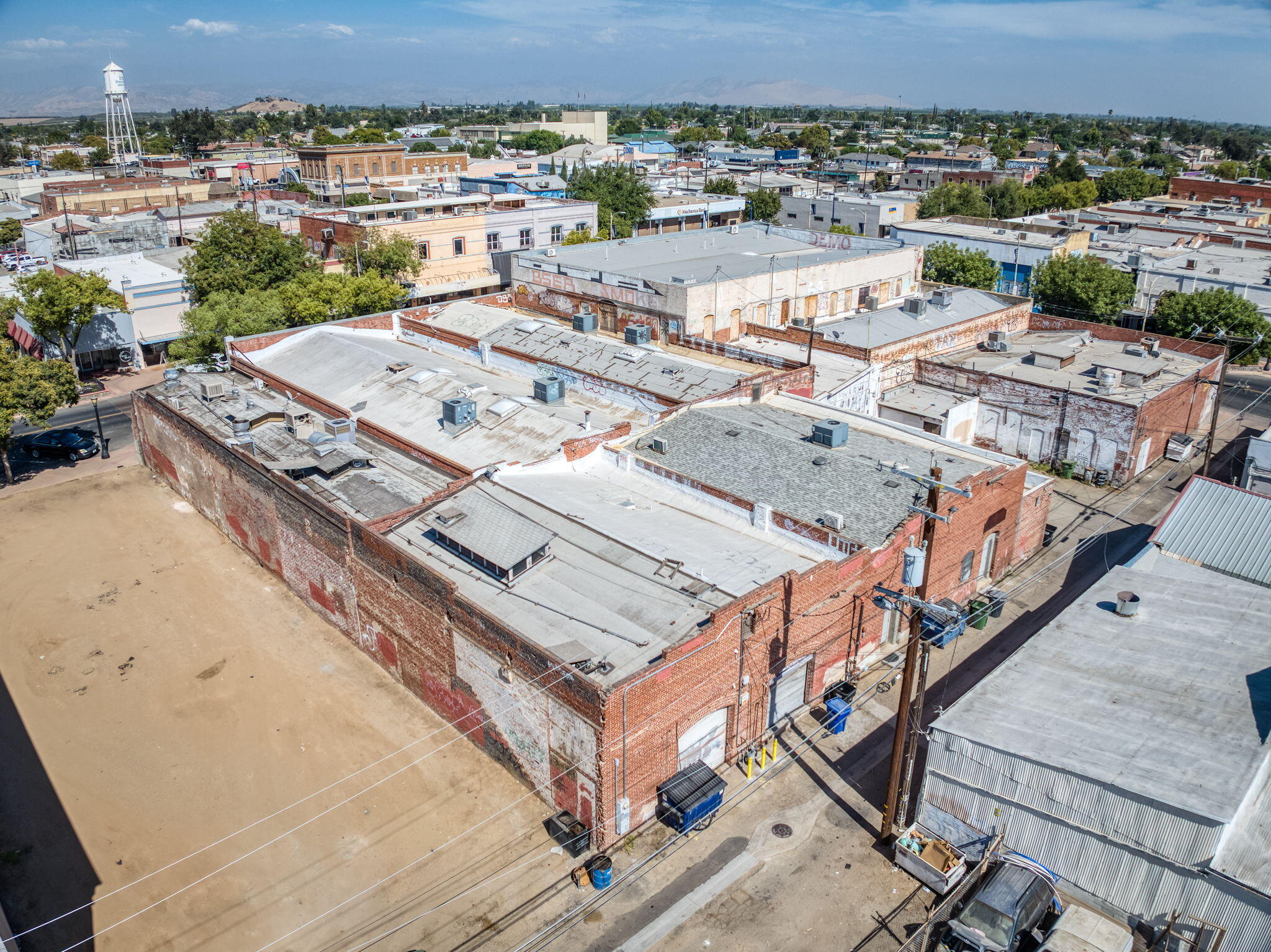 137 N L St, Dinuba, CA 93618
