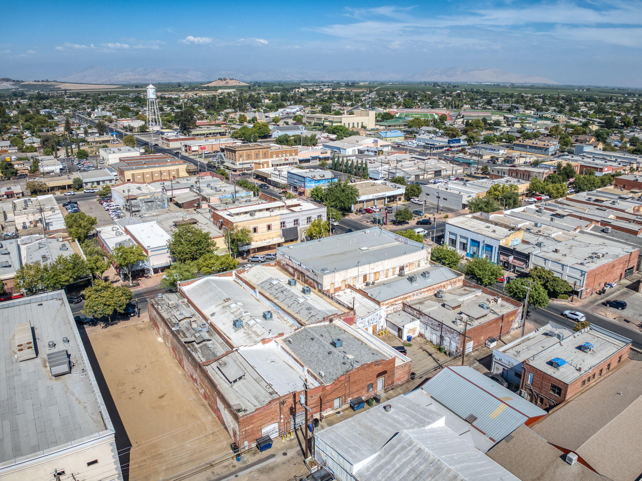137 N L St, Dinuba, CA 93618