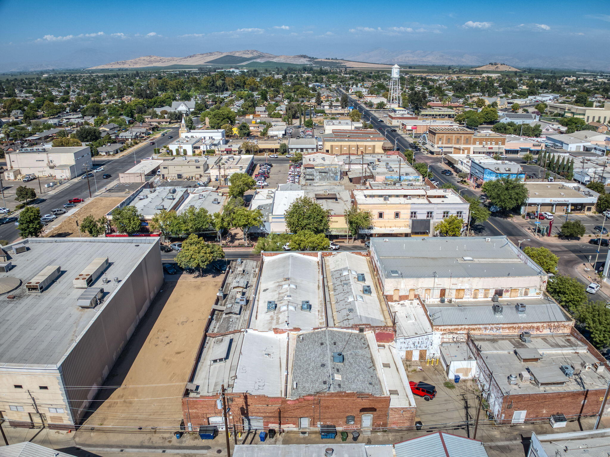 137 N L St, Dinuba, CA 93618