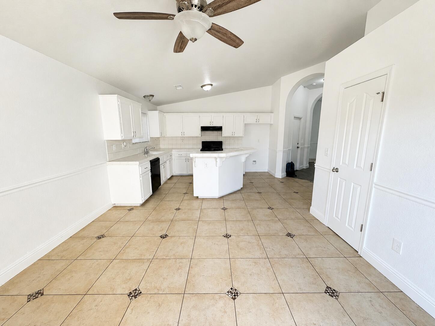 857 Isaac Newton Dr, Hanford, CA 93230