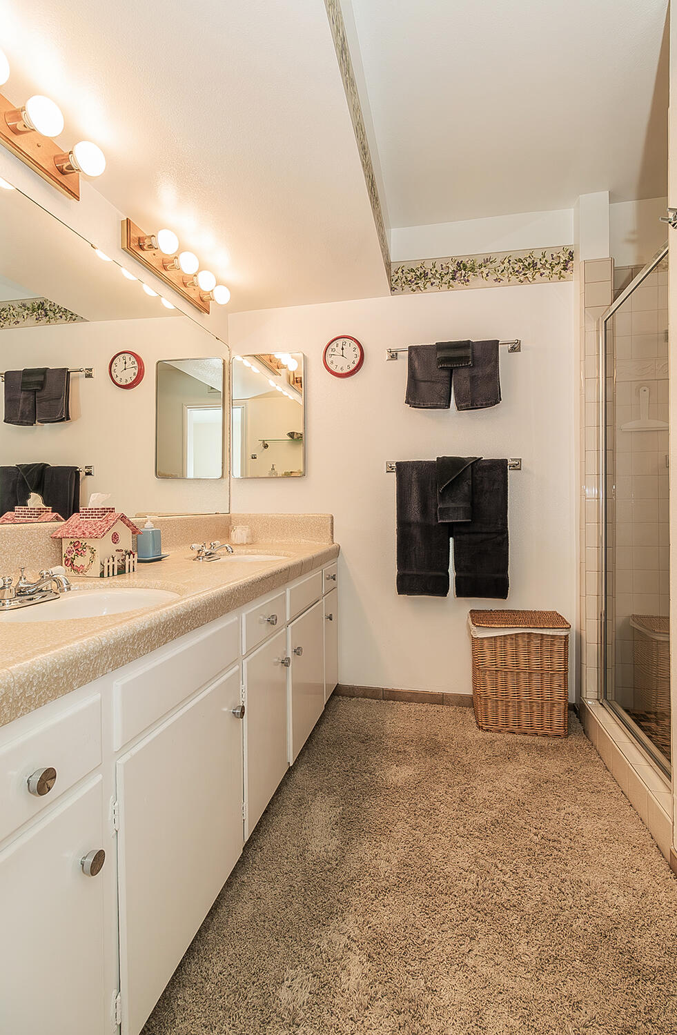 3670 S Newmark Ave, Sanger, CA 93657