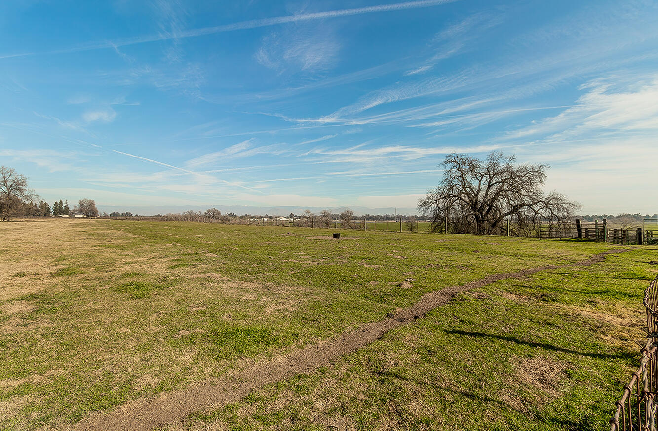 3670 S Newmark Ave, Sanger, CA 93657