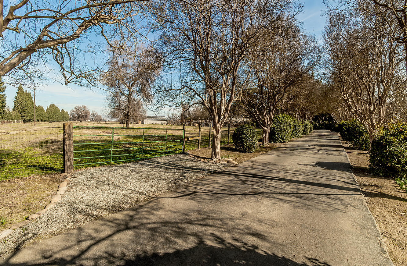 3670 S Newmark Ave, Sanger, CA 93657