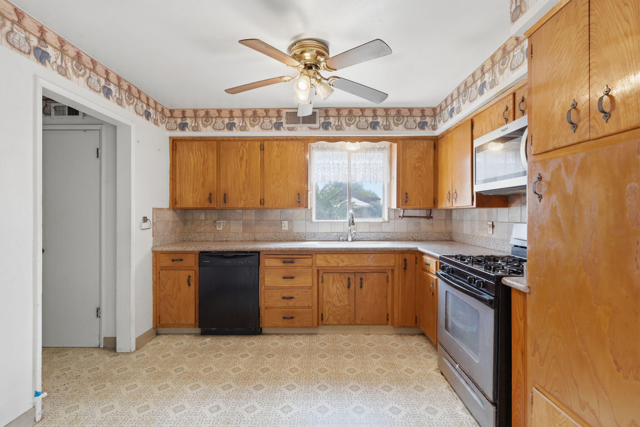 861 Halsey St, Porterville, CA 93257