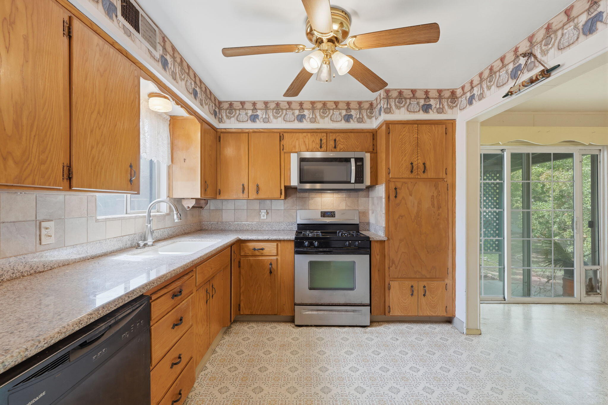 861 Halsey St, Porterville, CA 93257