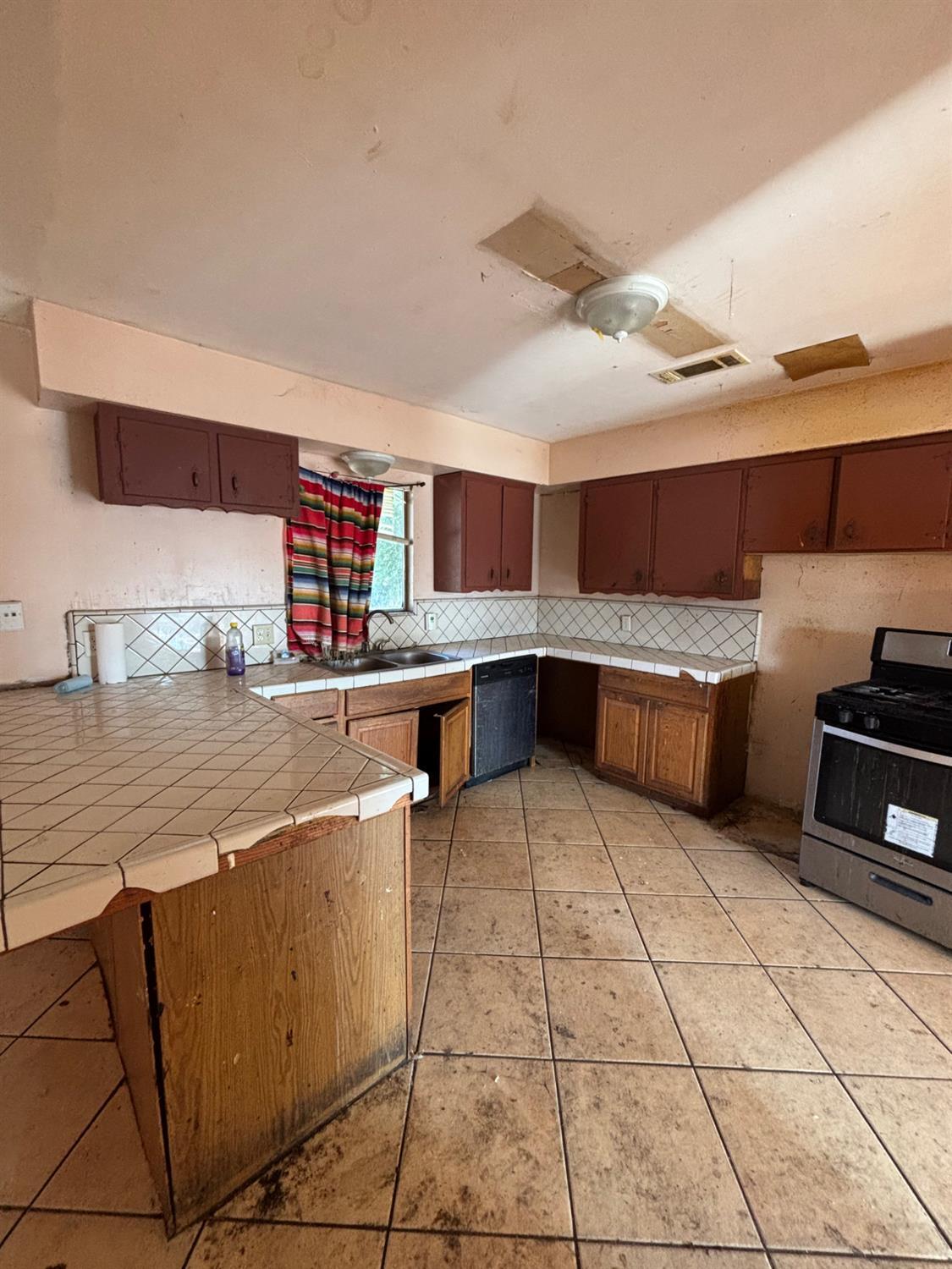 1555 S College Ave, Dinuba, CA 93618