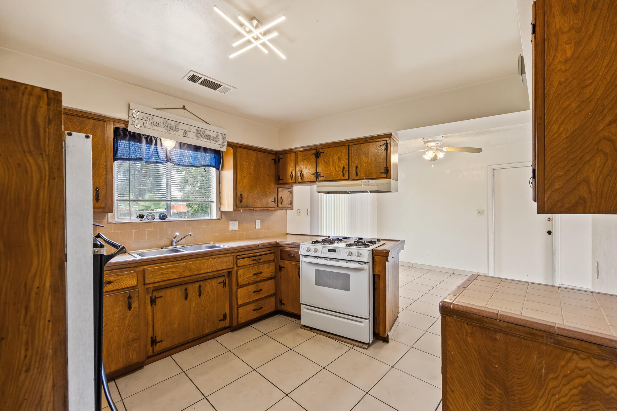 1612 W Caldwell Ave, Visalia, CA 93277