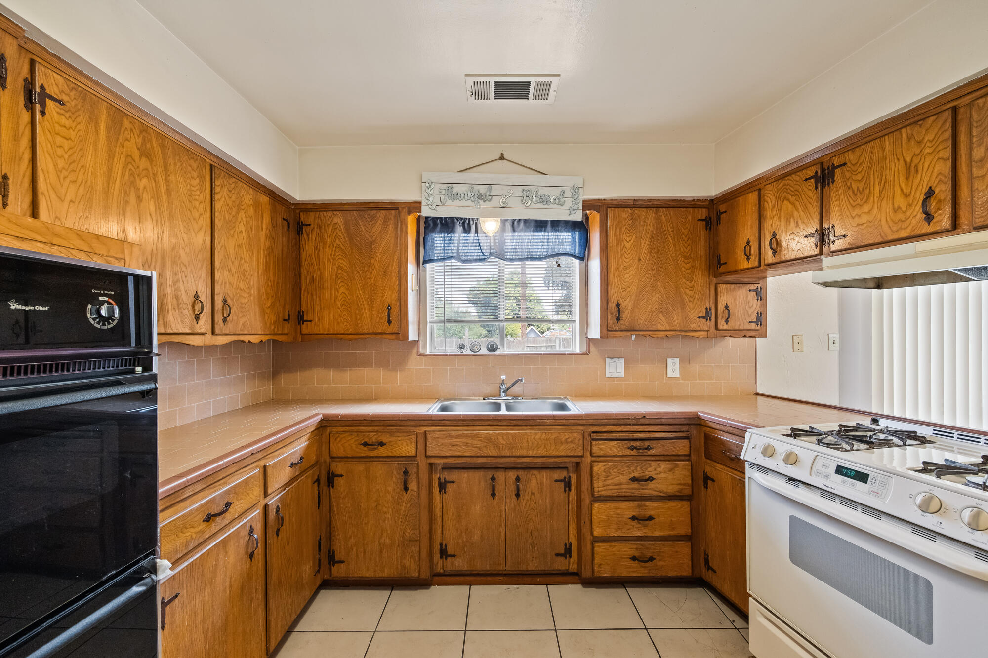 1612 W Caldwell Ave, Visalia, CA 93277