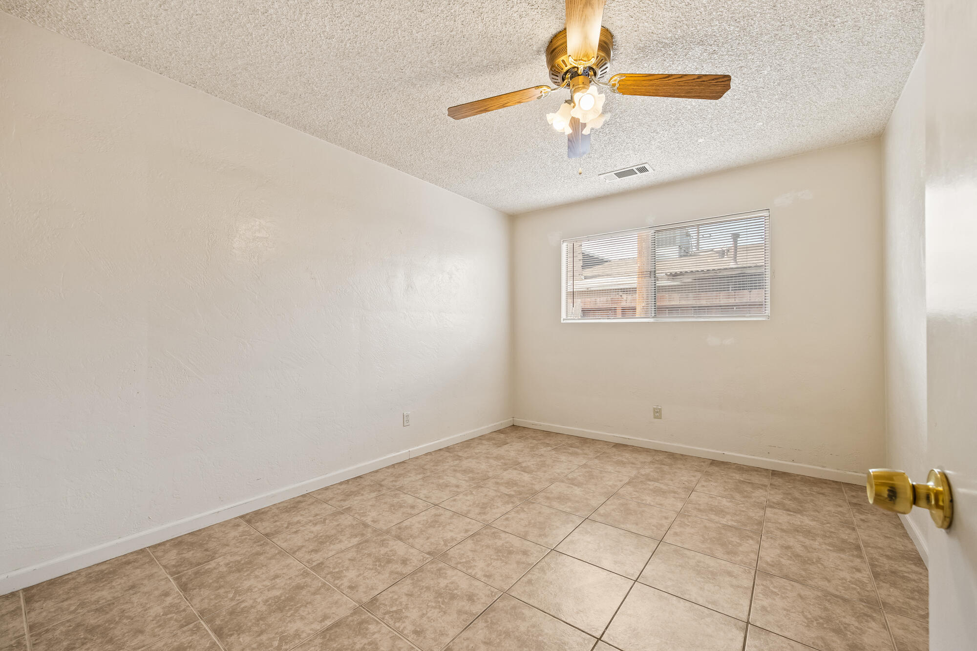 1612 W Caldwell Ave, Visalia, CA 93277