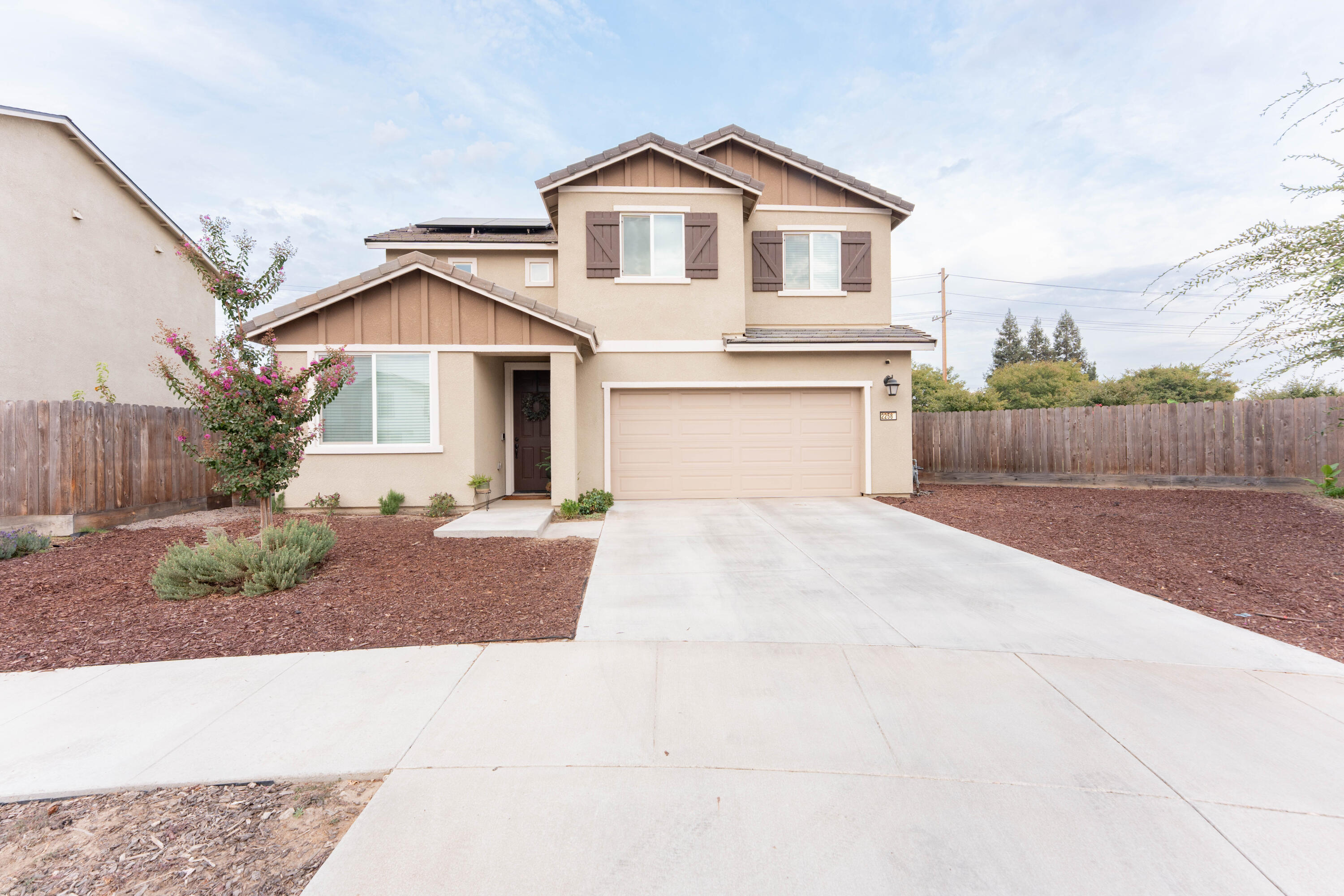 2258 S Manzanita Ct, Visalia, CA 93292