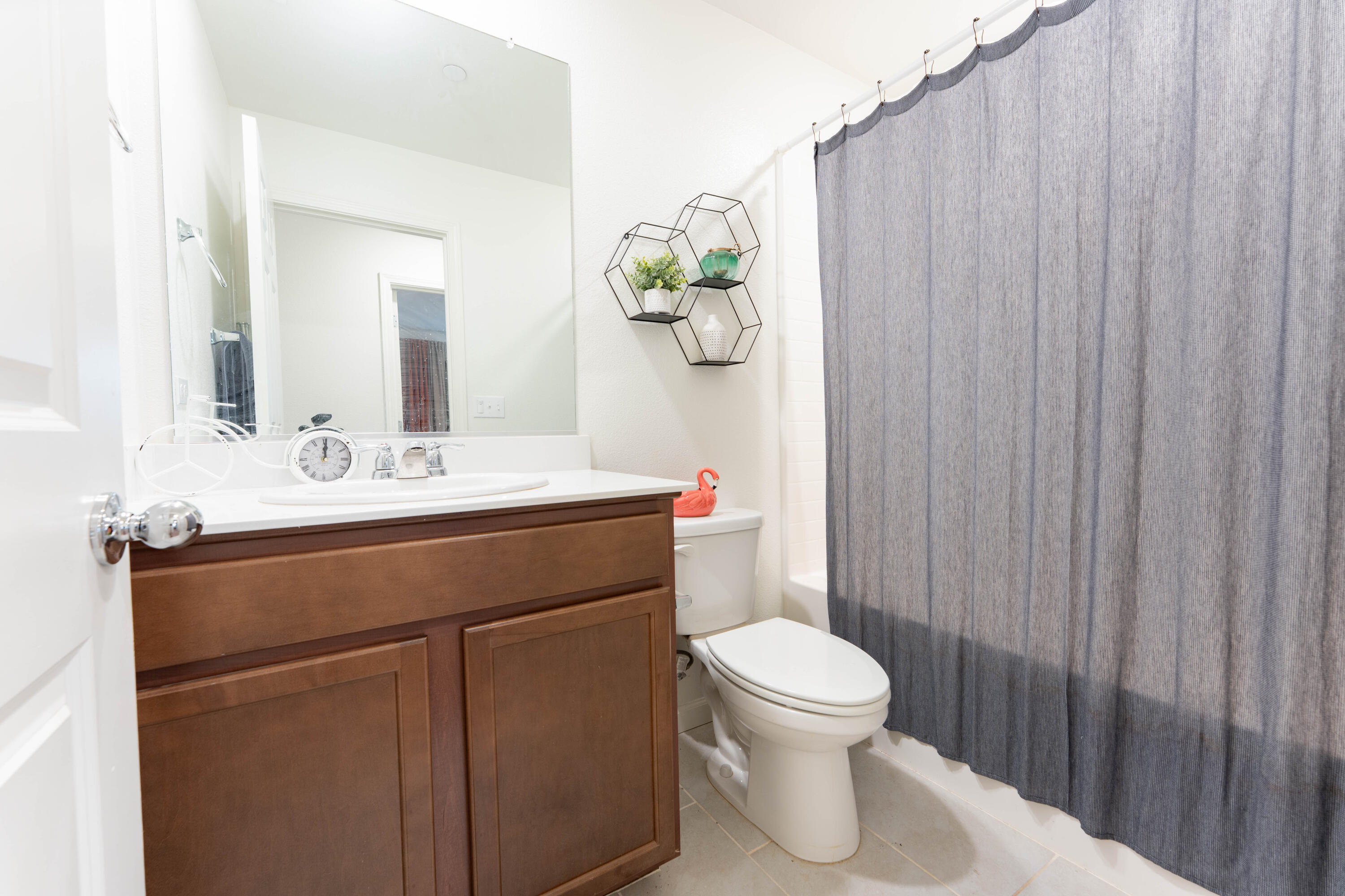2258 S Manzanita Ct, Visalia, CA 93292