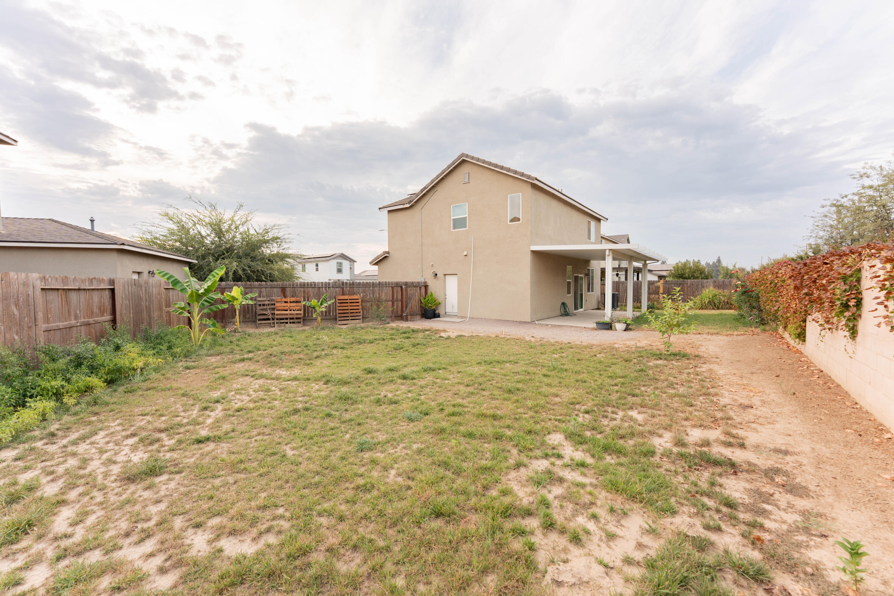 2258 S Manzanita Ct, Visalia, CA 93292