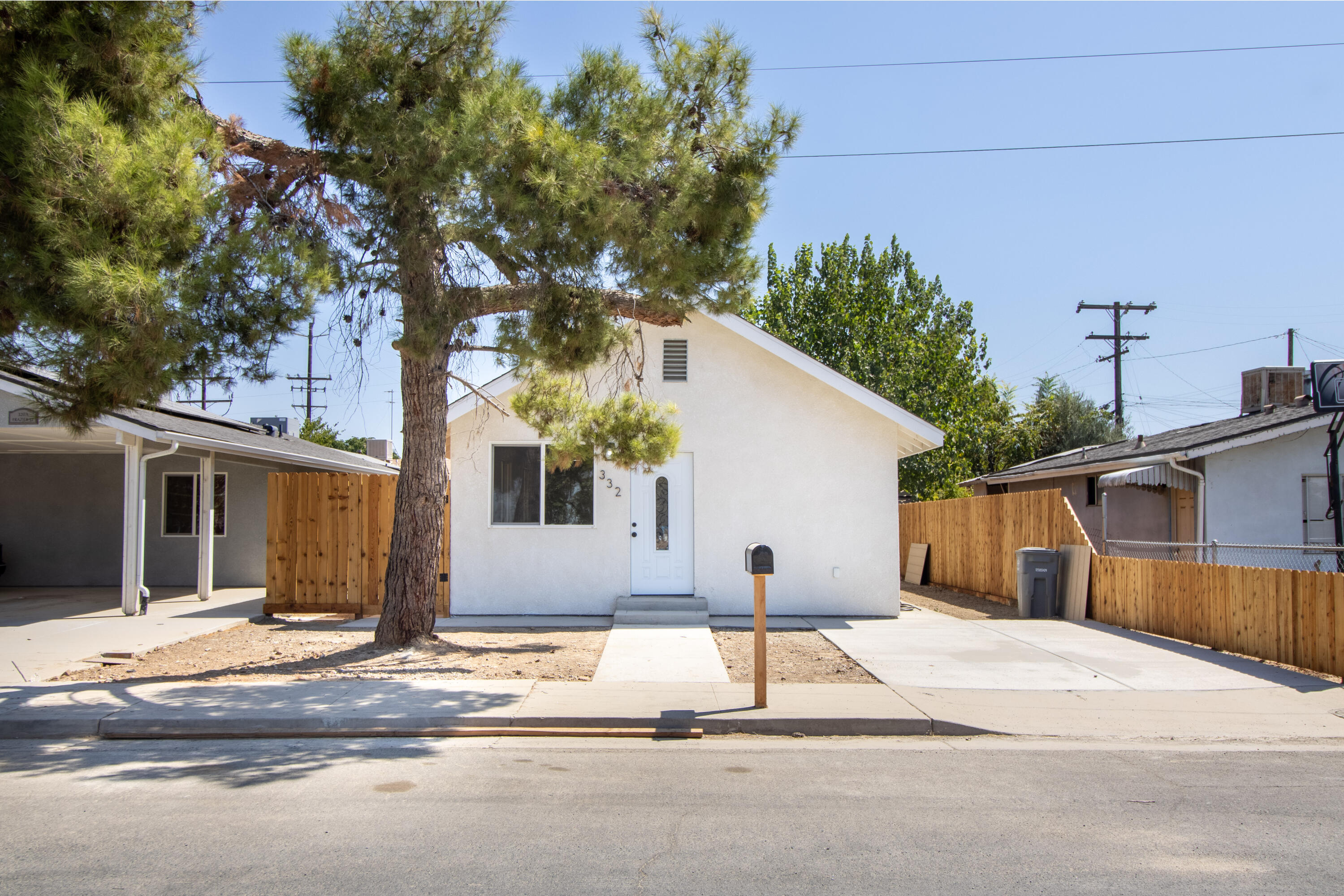 332 W Frazier St, Lindsay, CA 93247