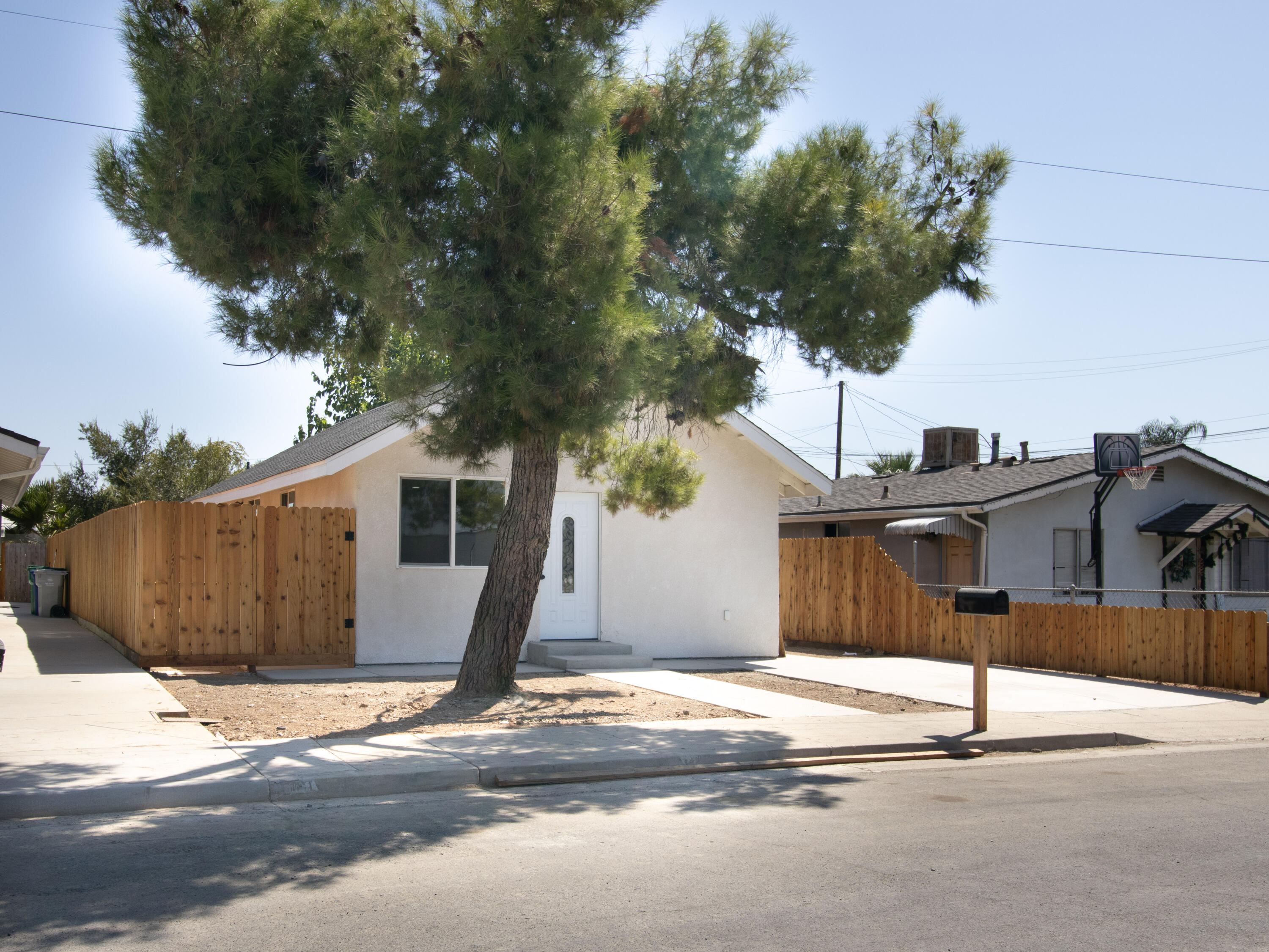 332 W Frazier St, Lindsay, CA 93247