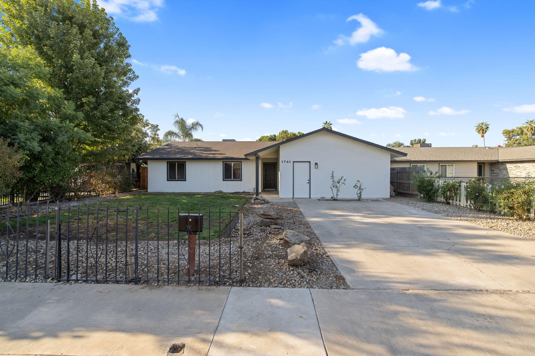 1741 W Vine Ave, Visalia, CA 93291